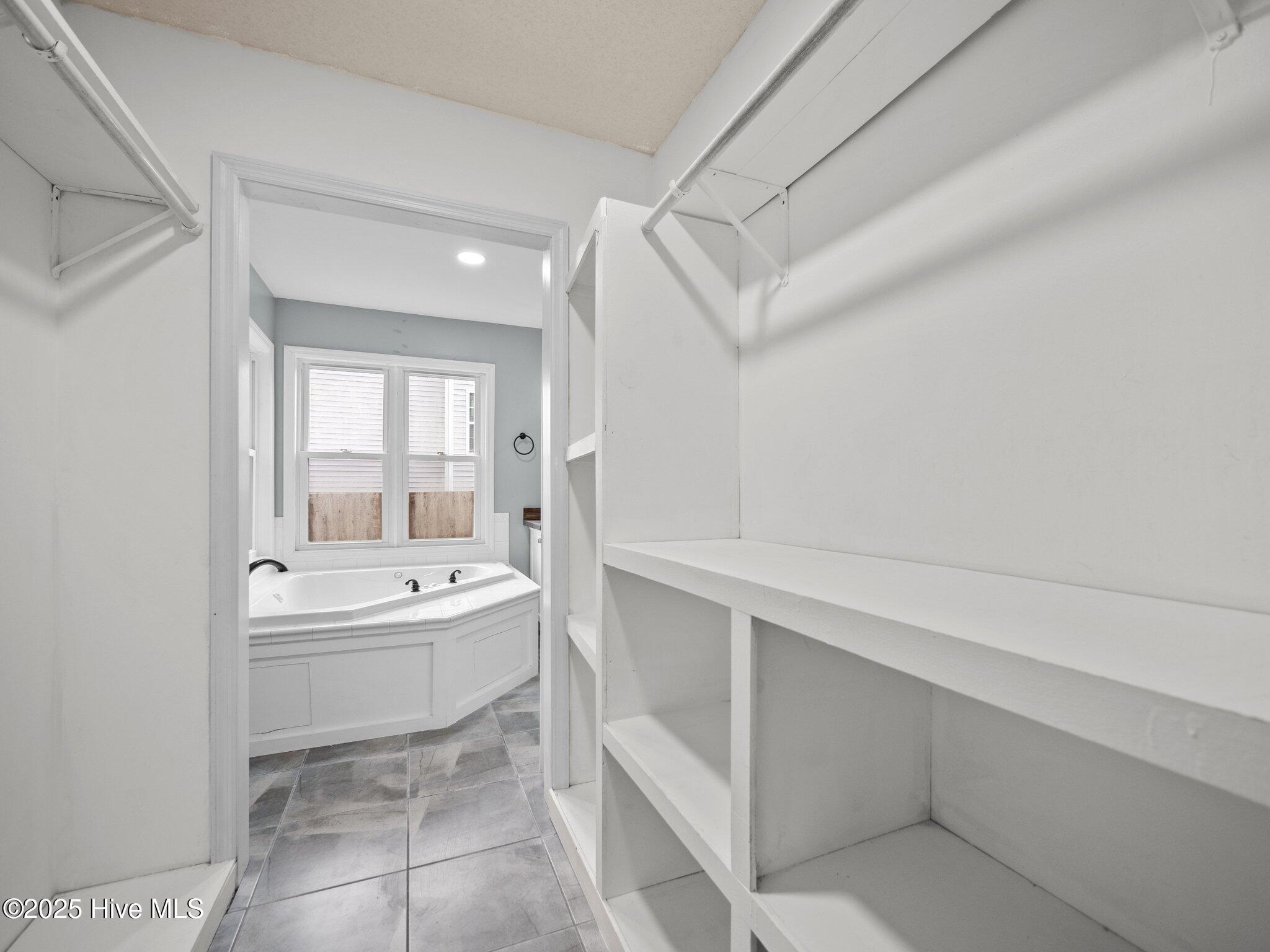 100549891 | Photo 19