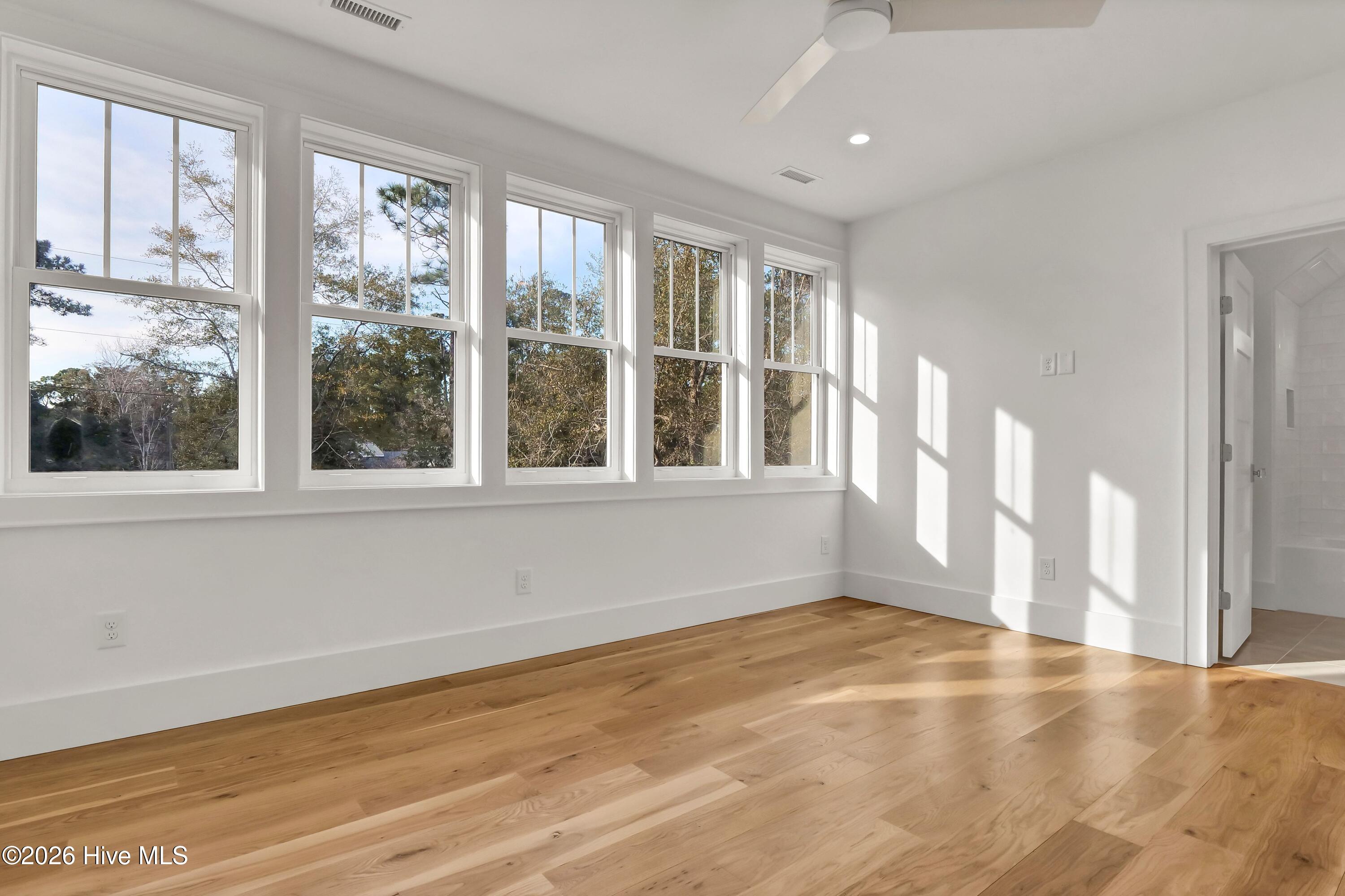 100553648 | Photo 44