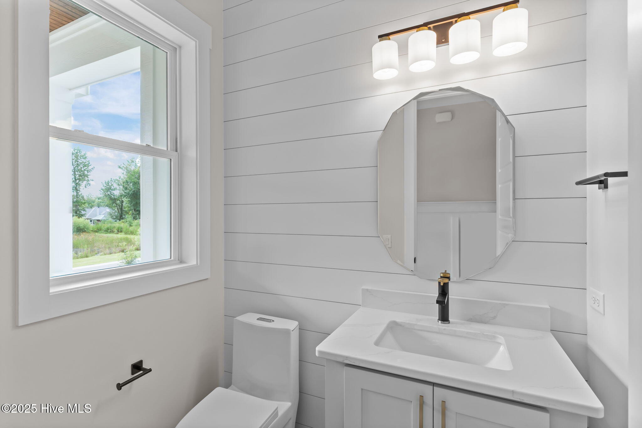 100548099 | Photo 40