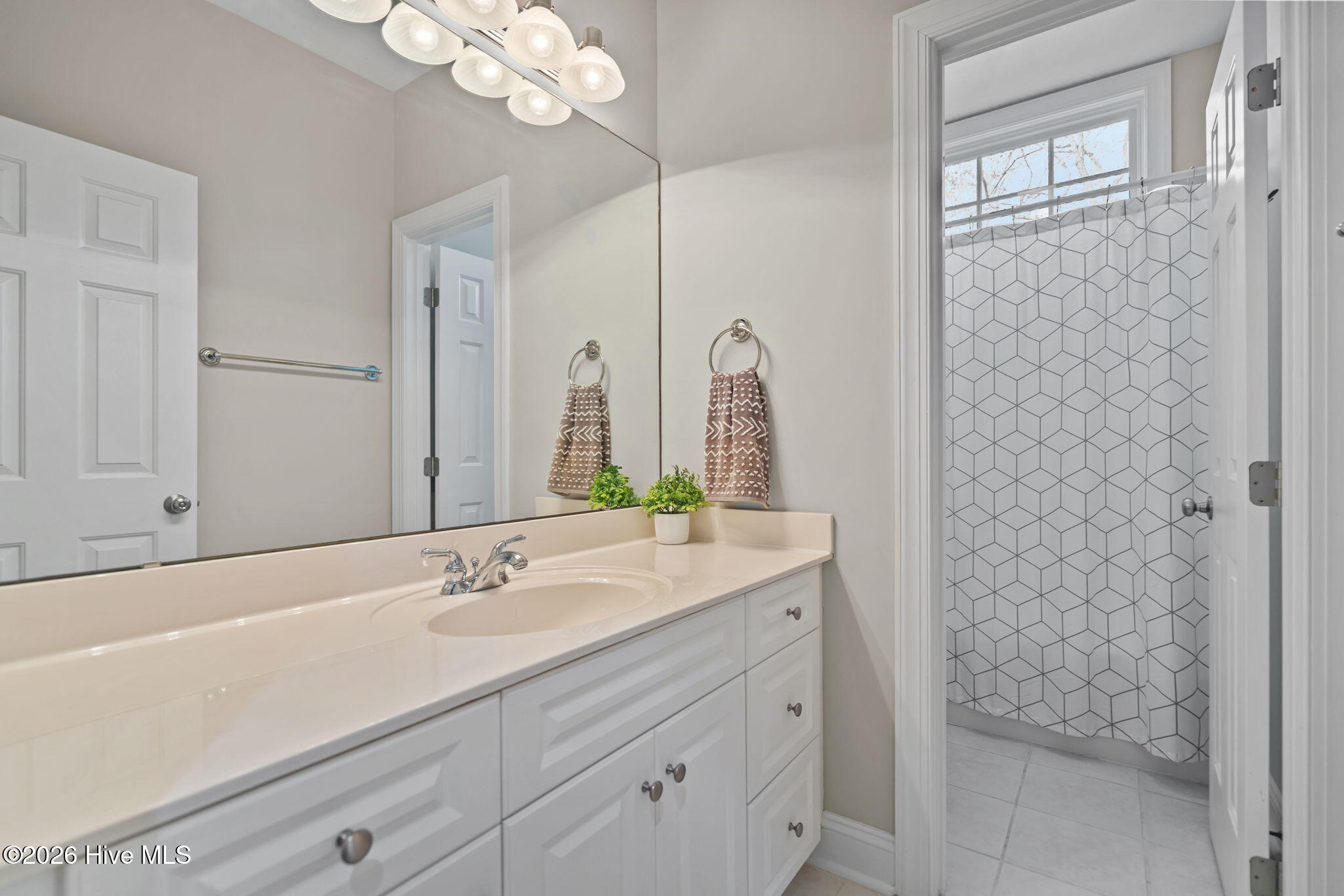 100562607 | Photo 39