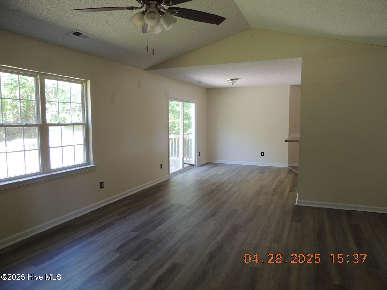 100565687 | Photo 16