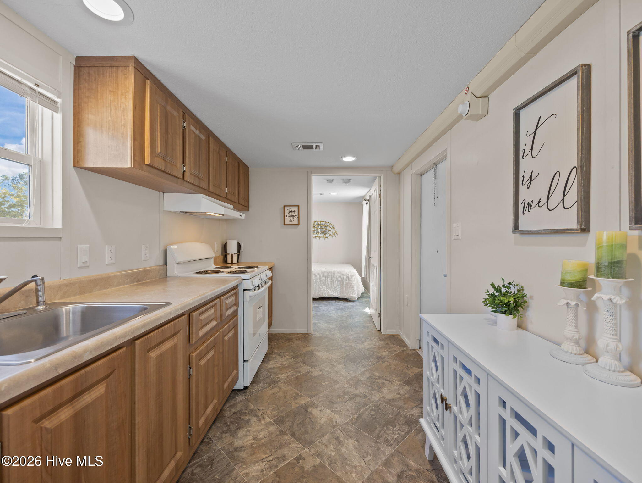 100565436 | Photo 10