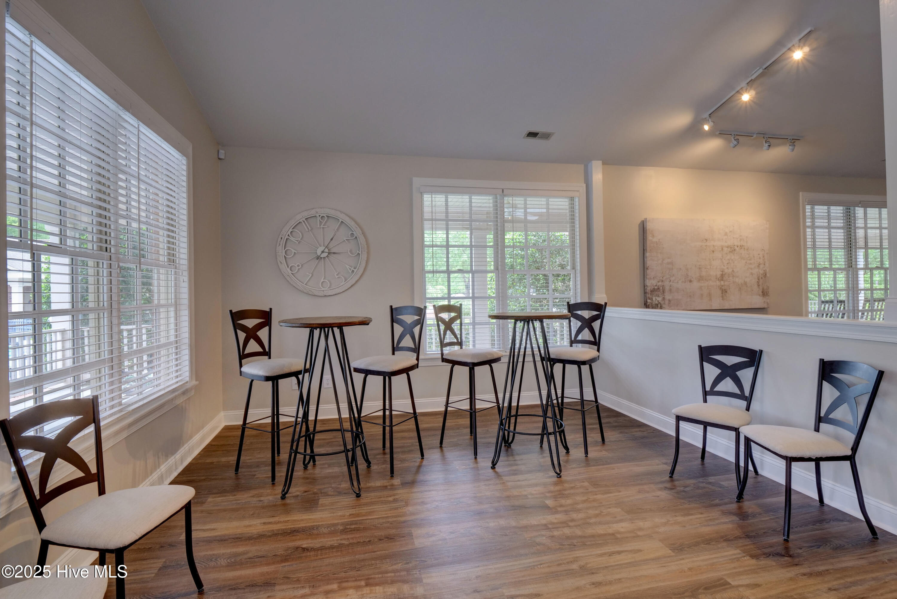 100533946 | Photo 57