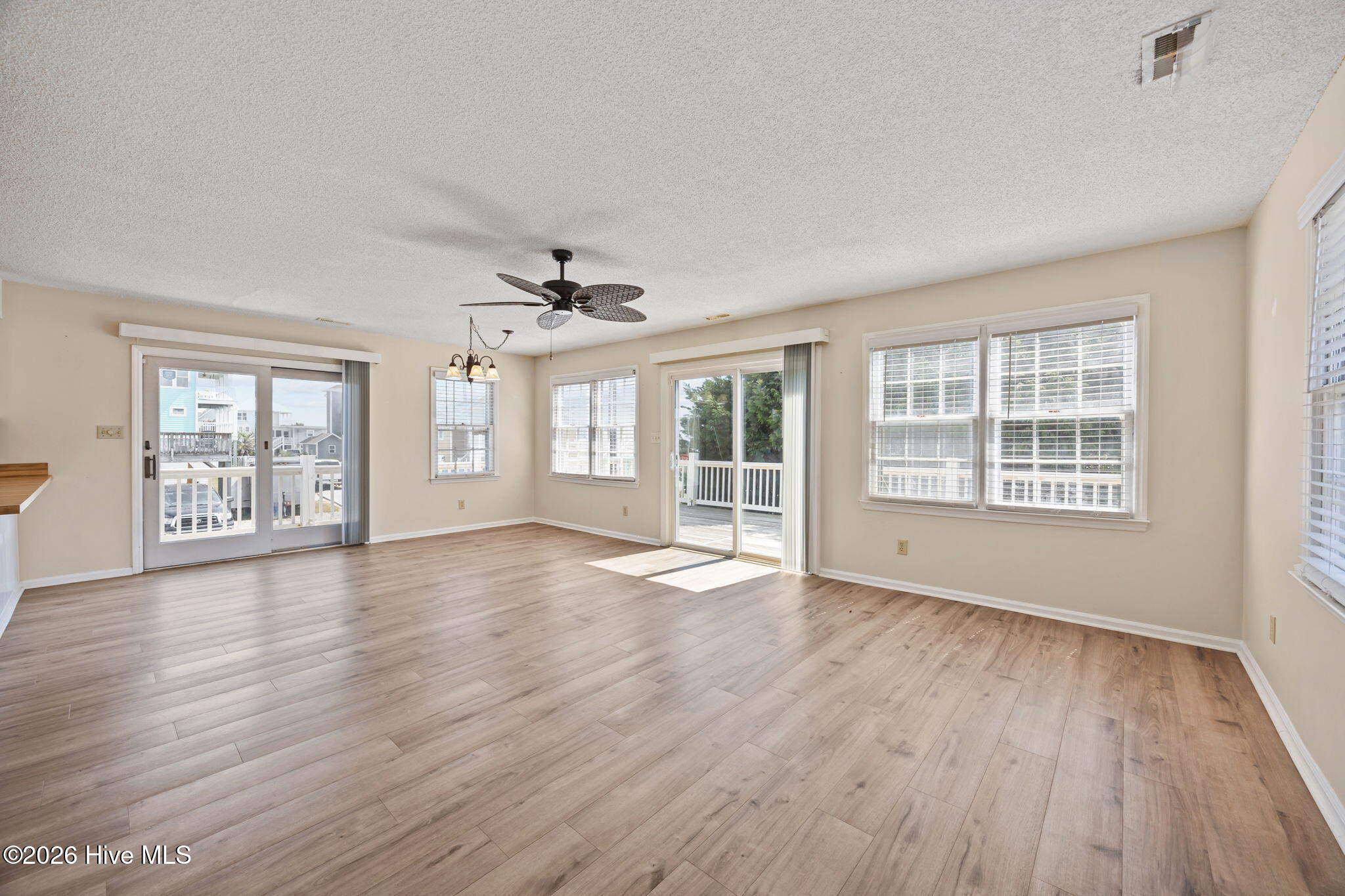 100562475 | Photo 13