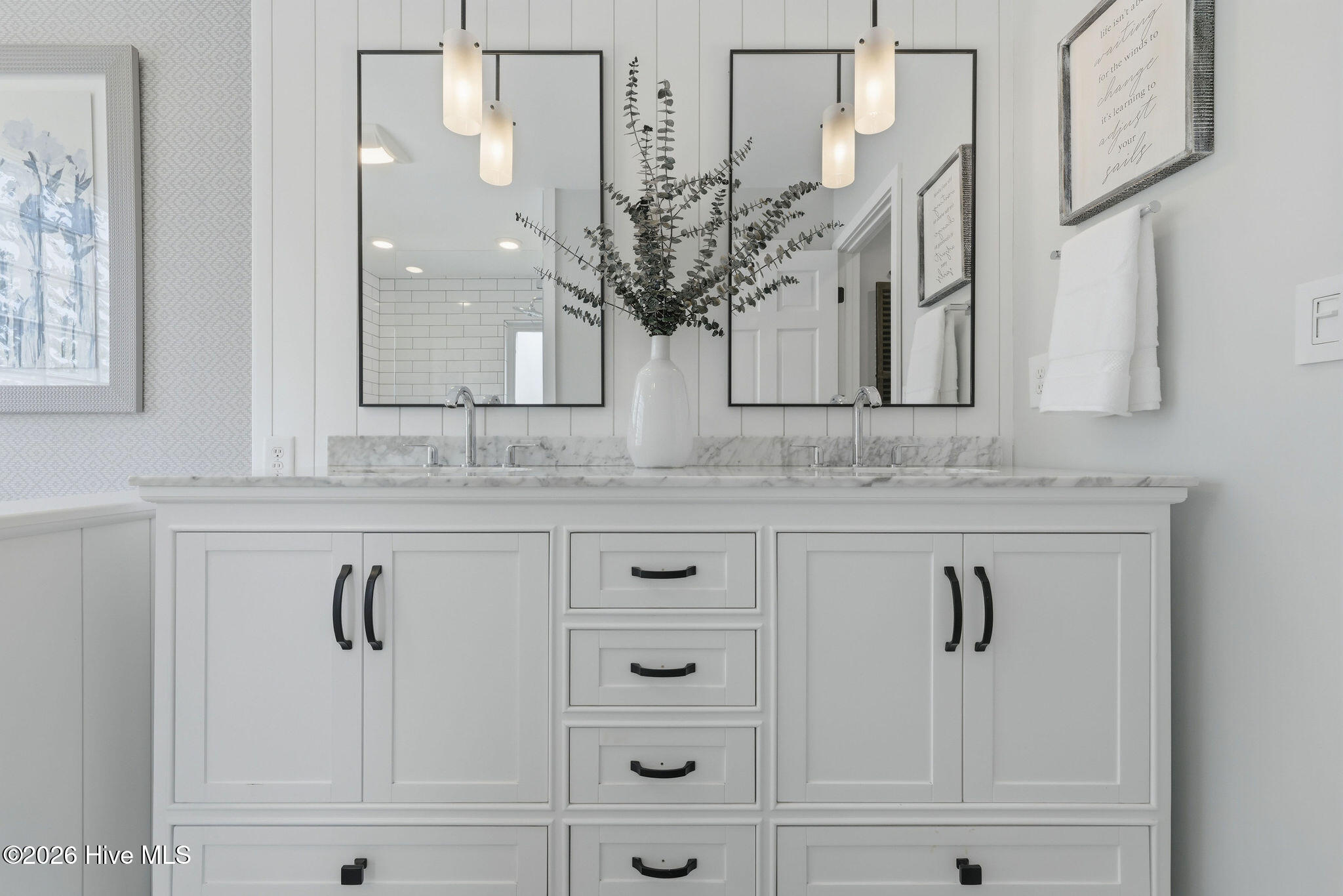 100567317 | Photo 23