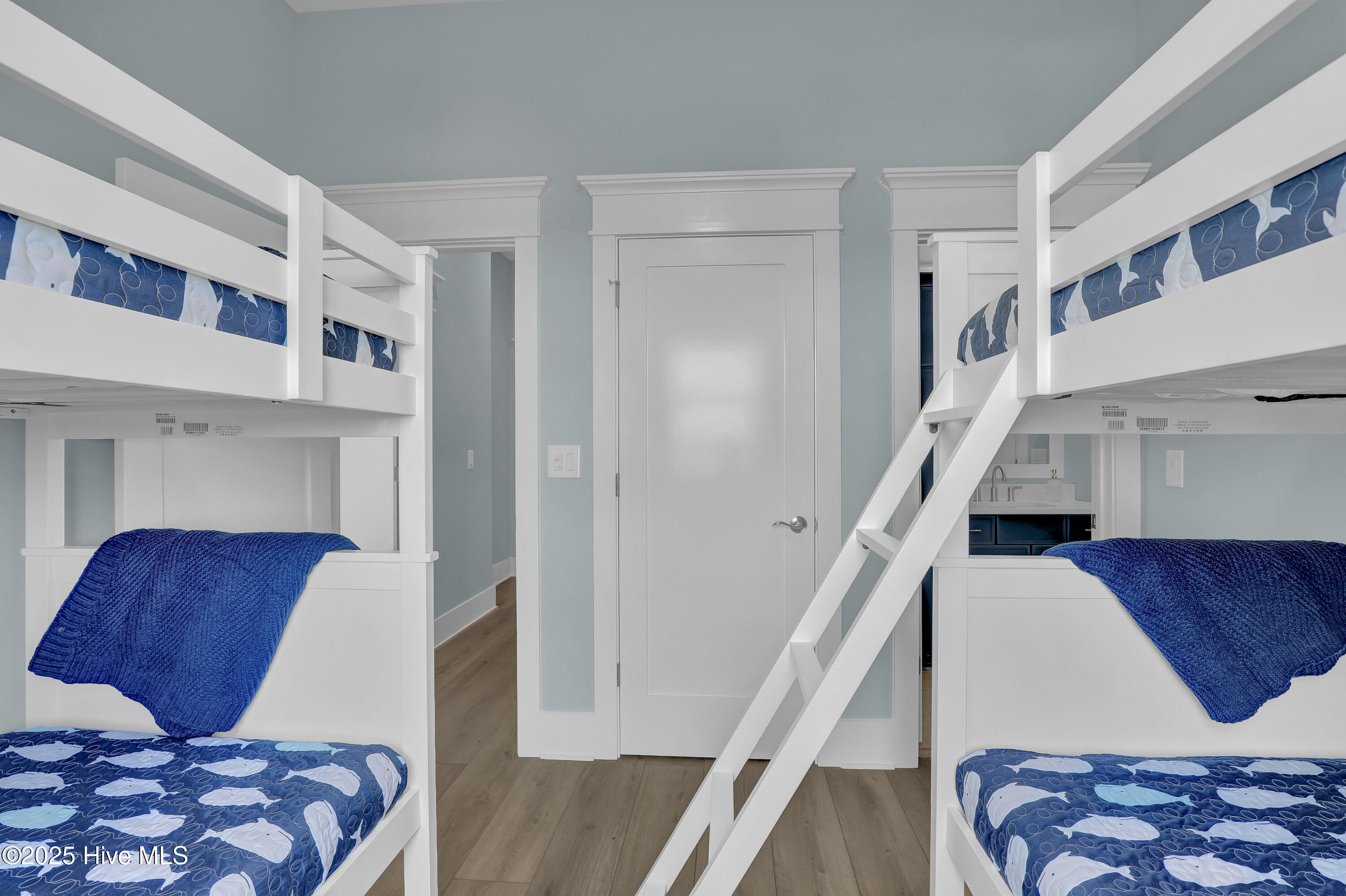 100555615 | Photo 24