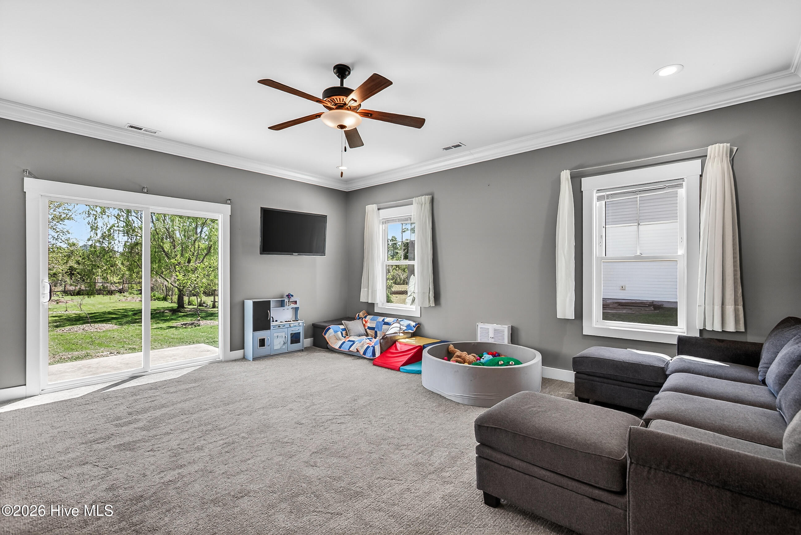 100569243 | Photo 12