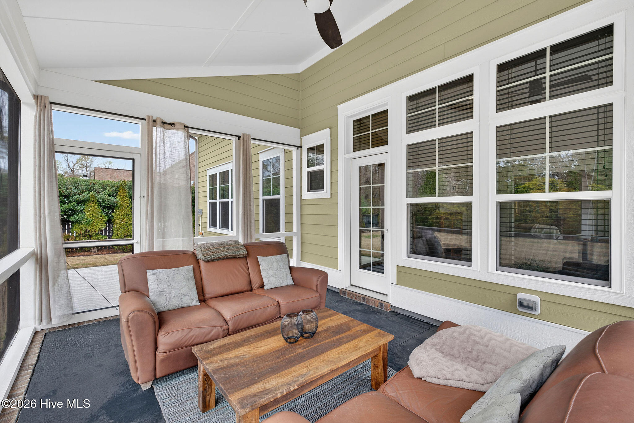 100561102 | Photo 26