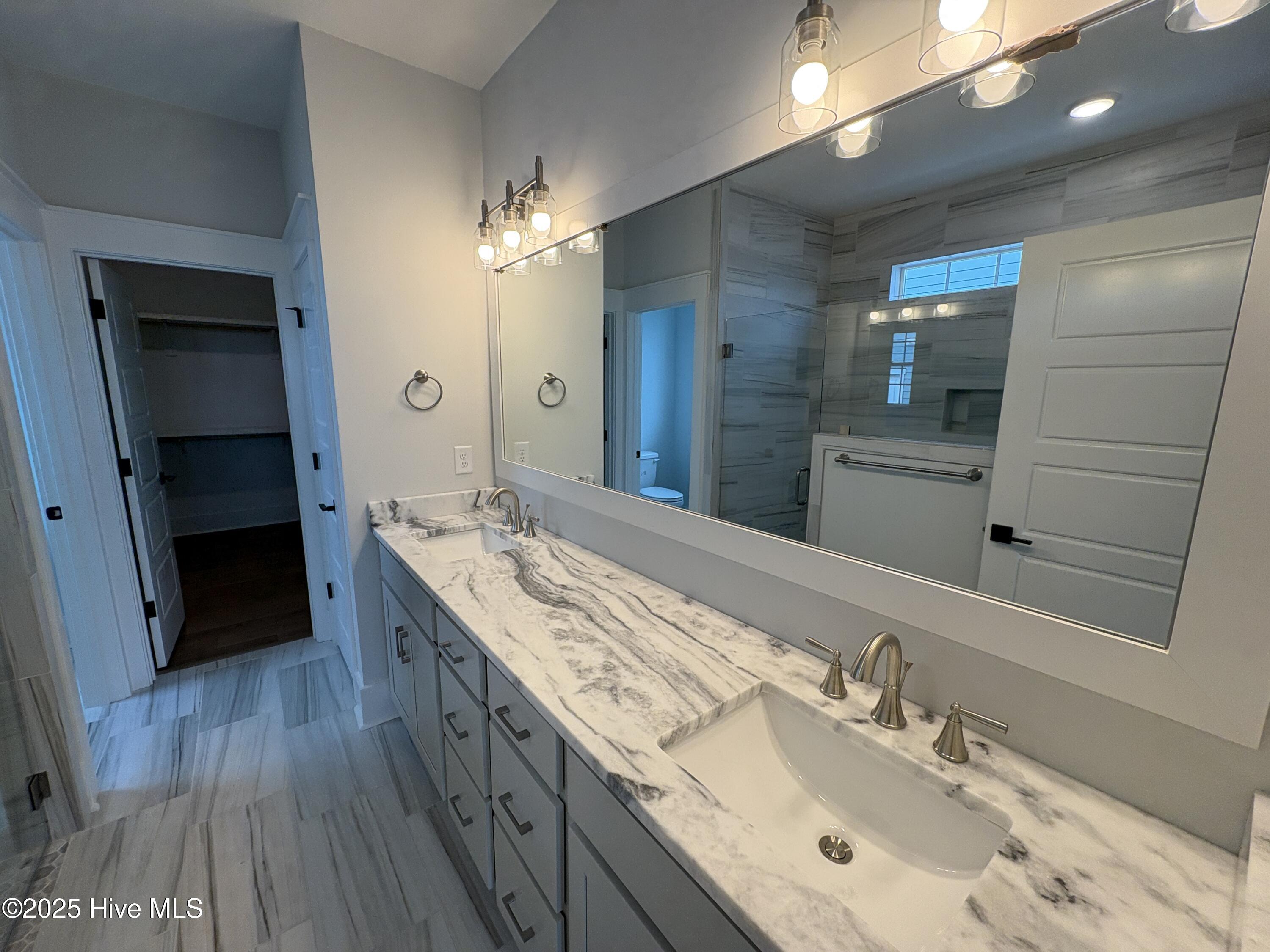 100521777 | Photo 35