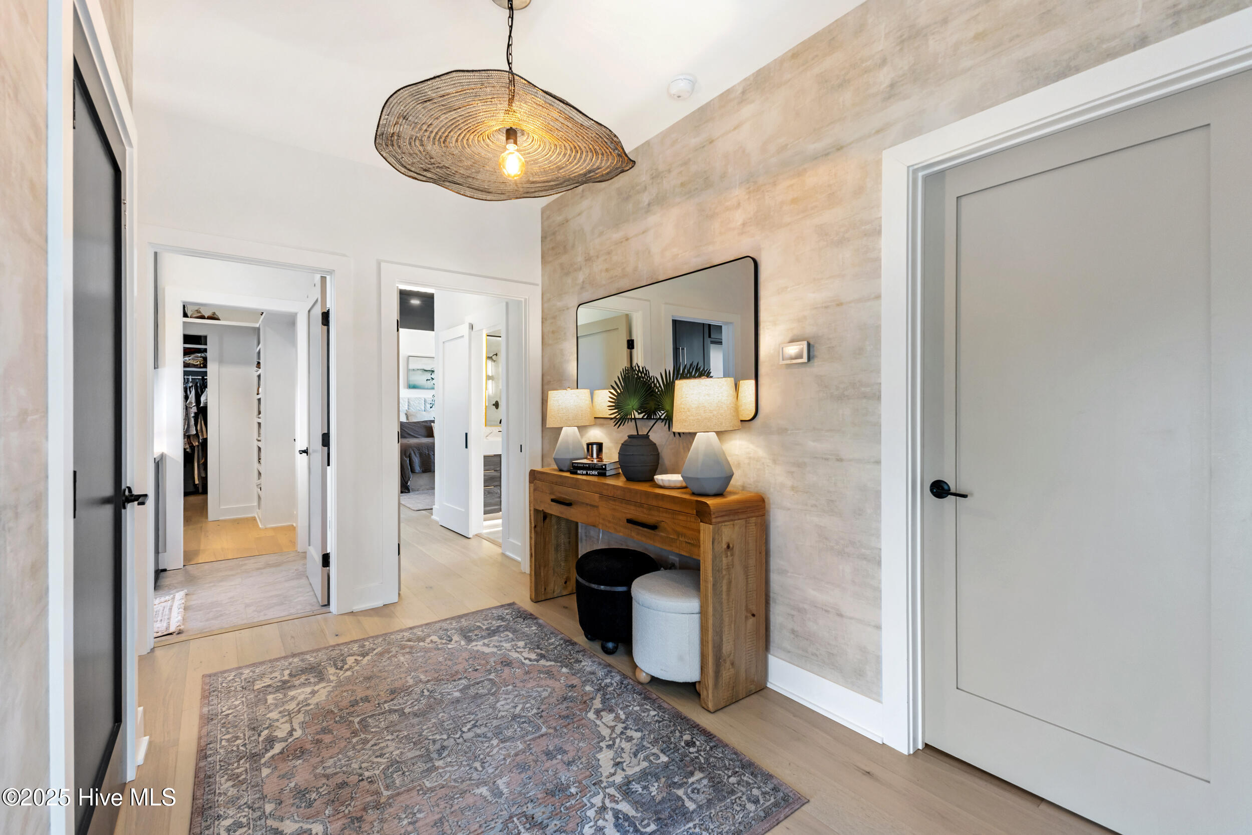 100560087 | Photo 25