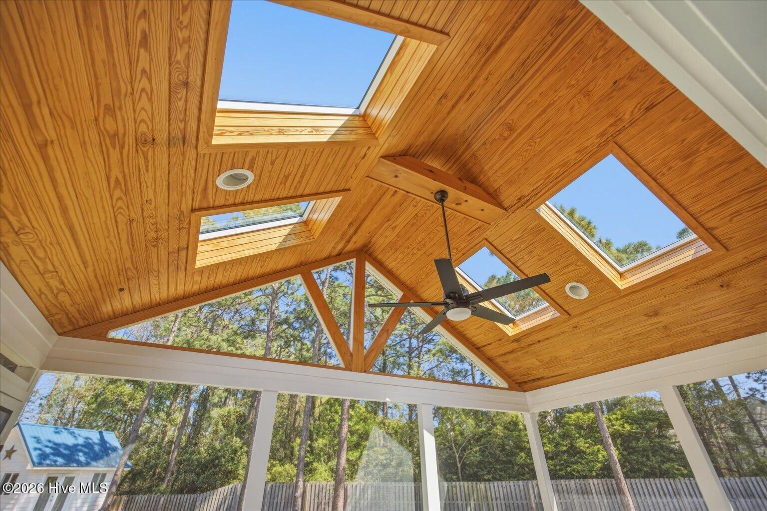 100564069 | Photo 31