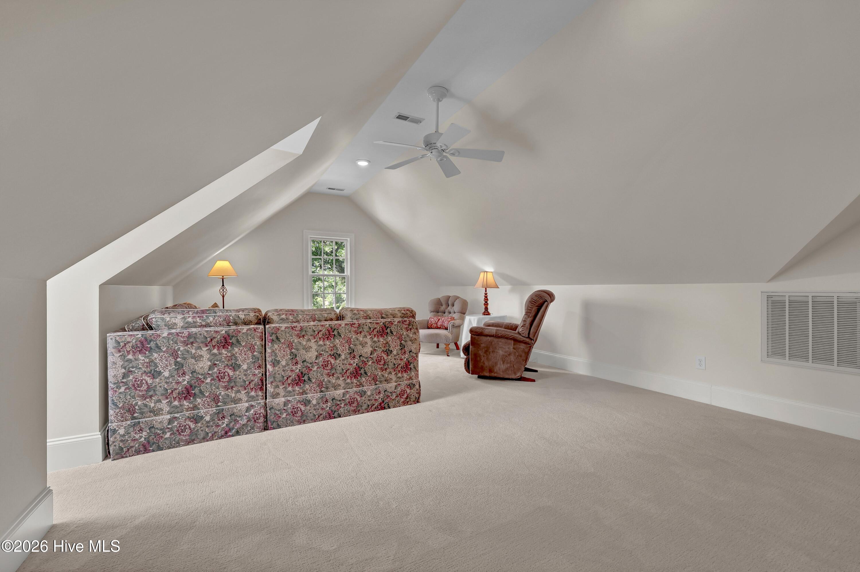 100569370 | Photo 43