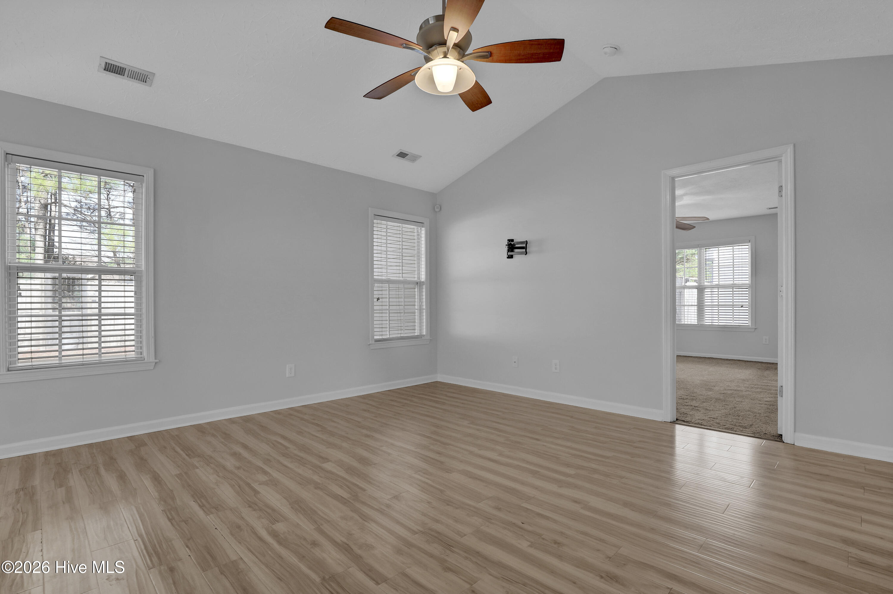 100549812 | Photo 12