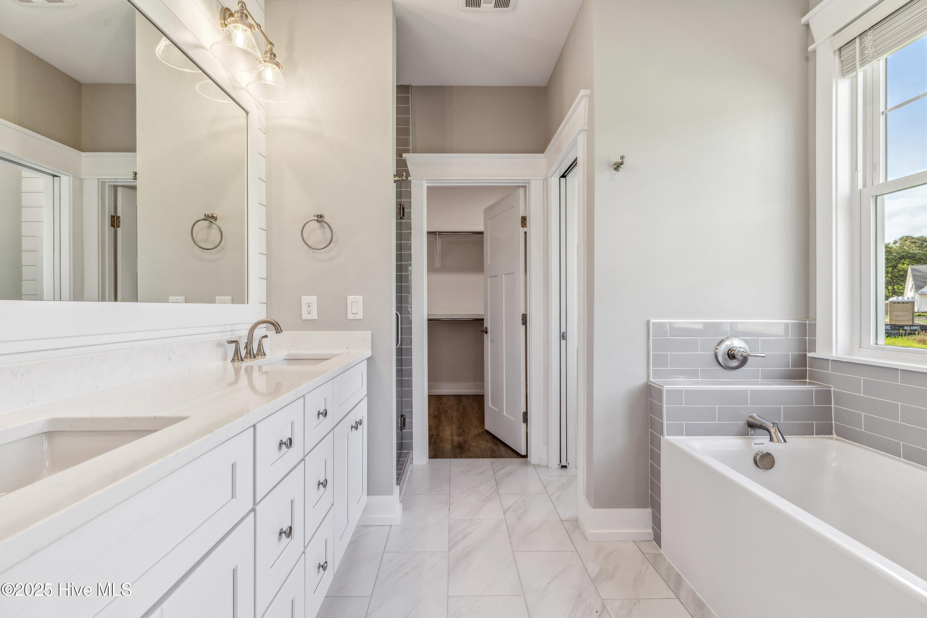 100558454 | Photo 35