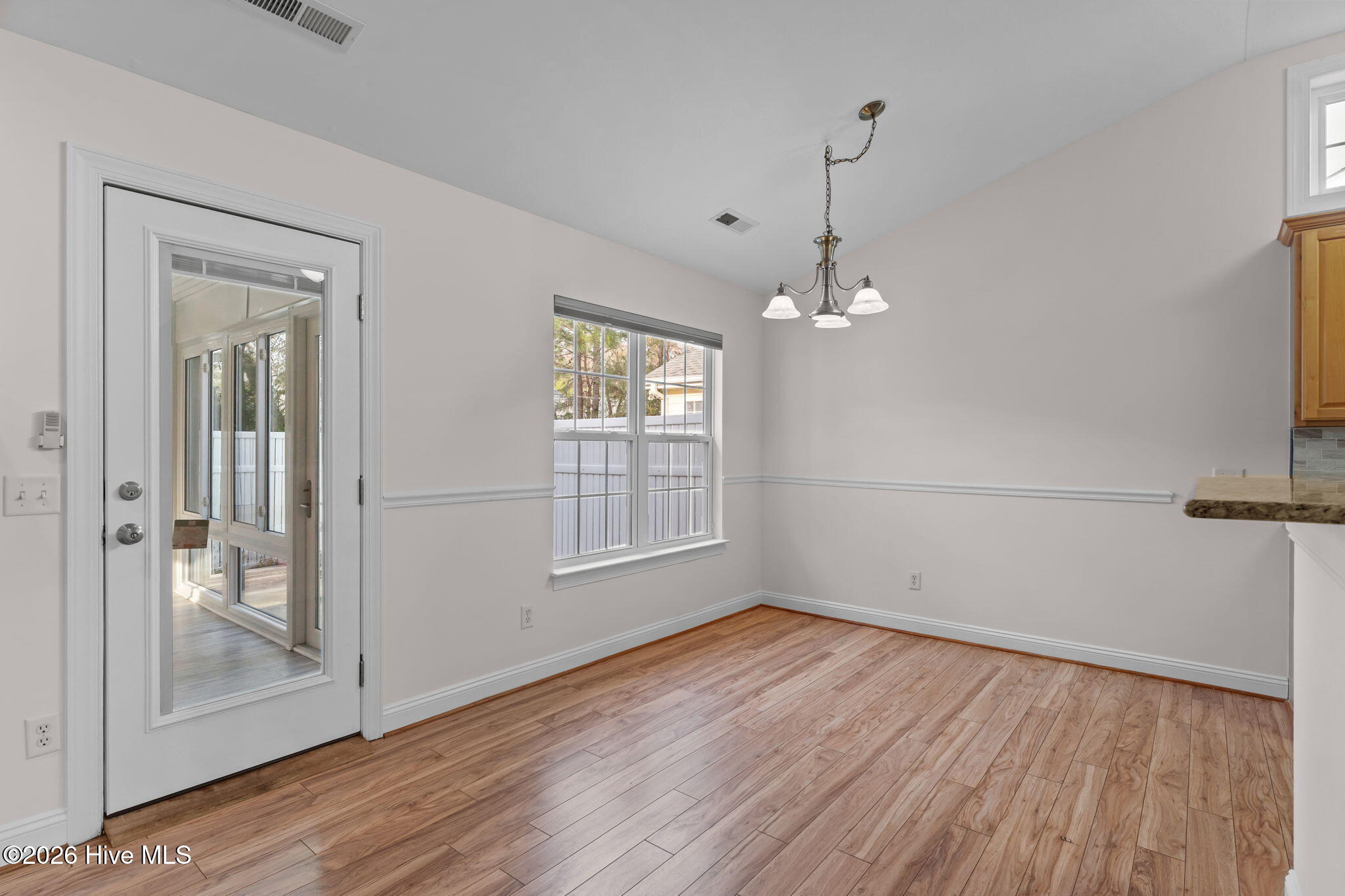 100549598 | Photo 12