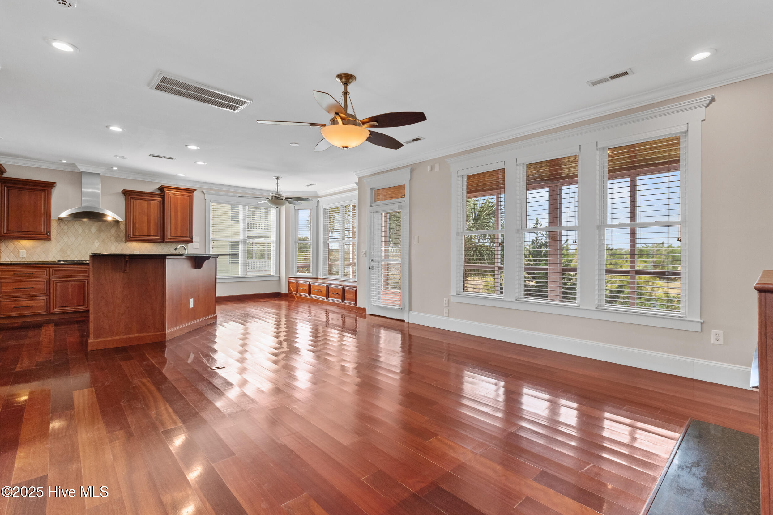 100538767 | Photo 18