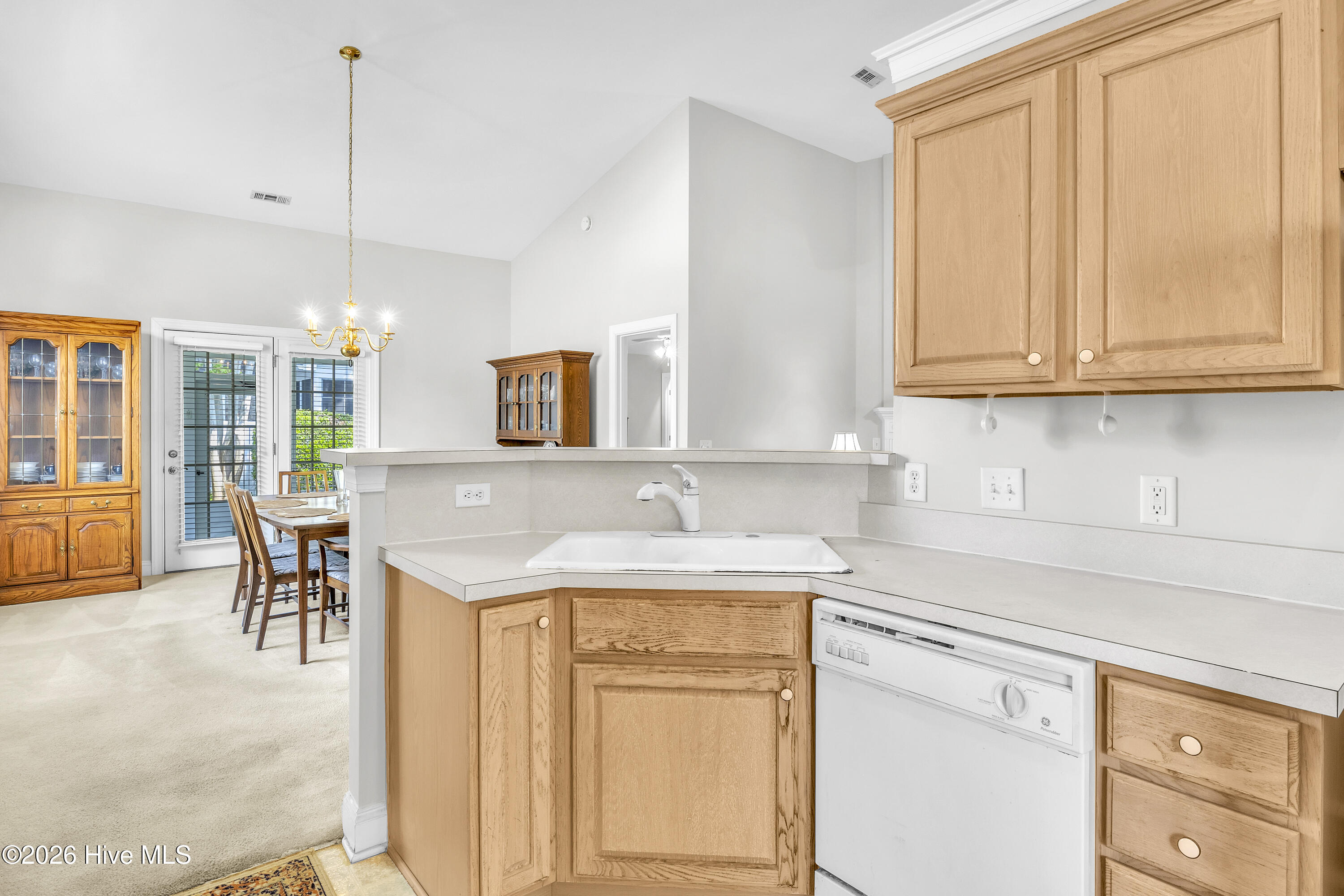 100567649 | Photo 18