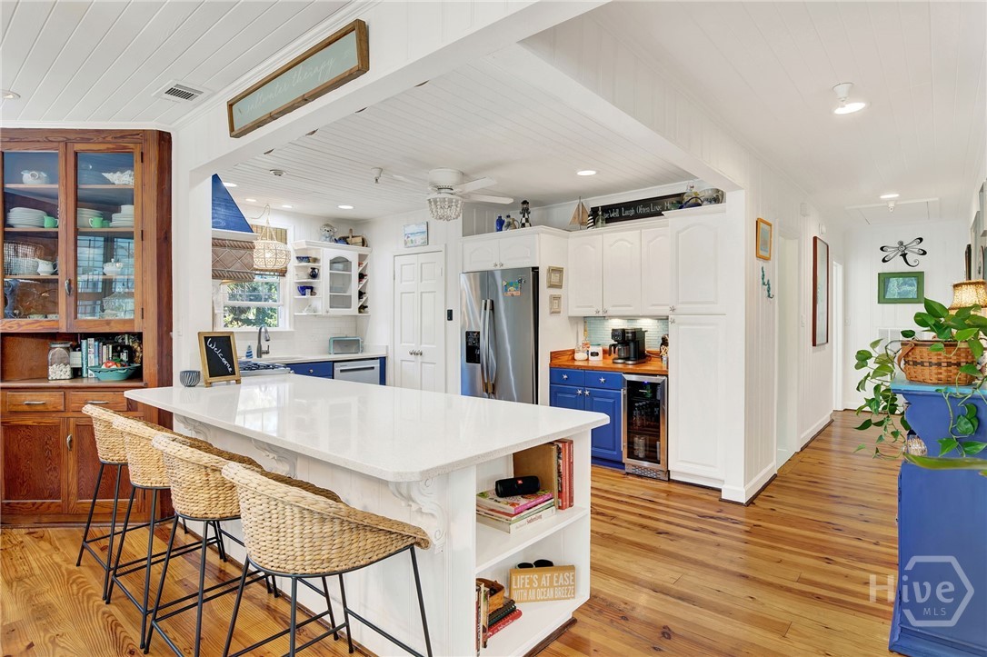 10' peninsula for eating and food prep!