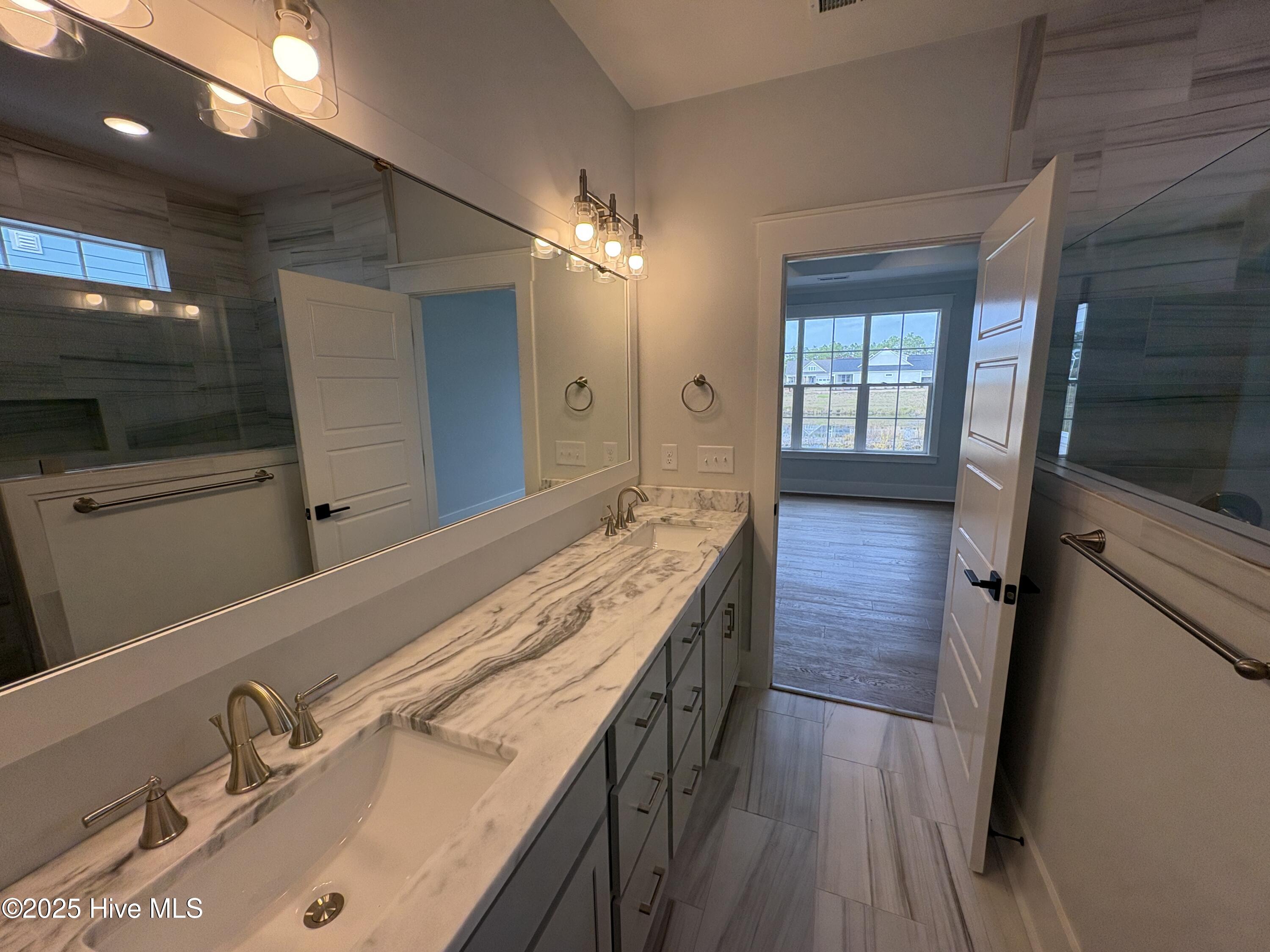 100521777 | Photo 33