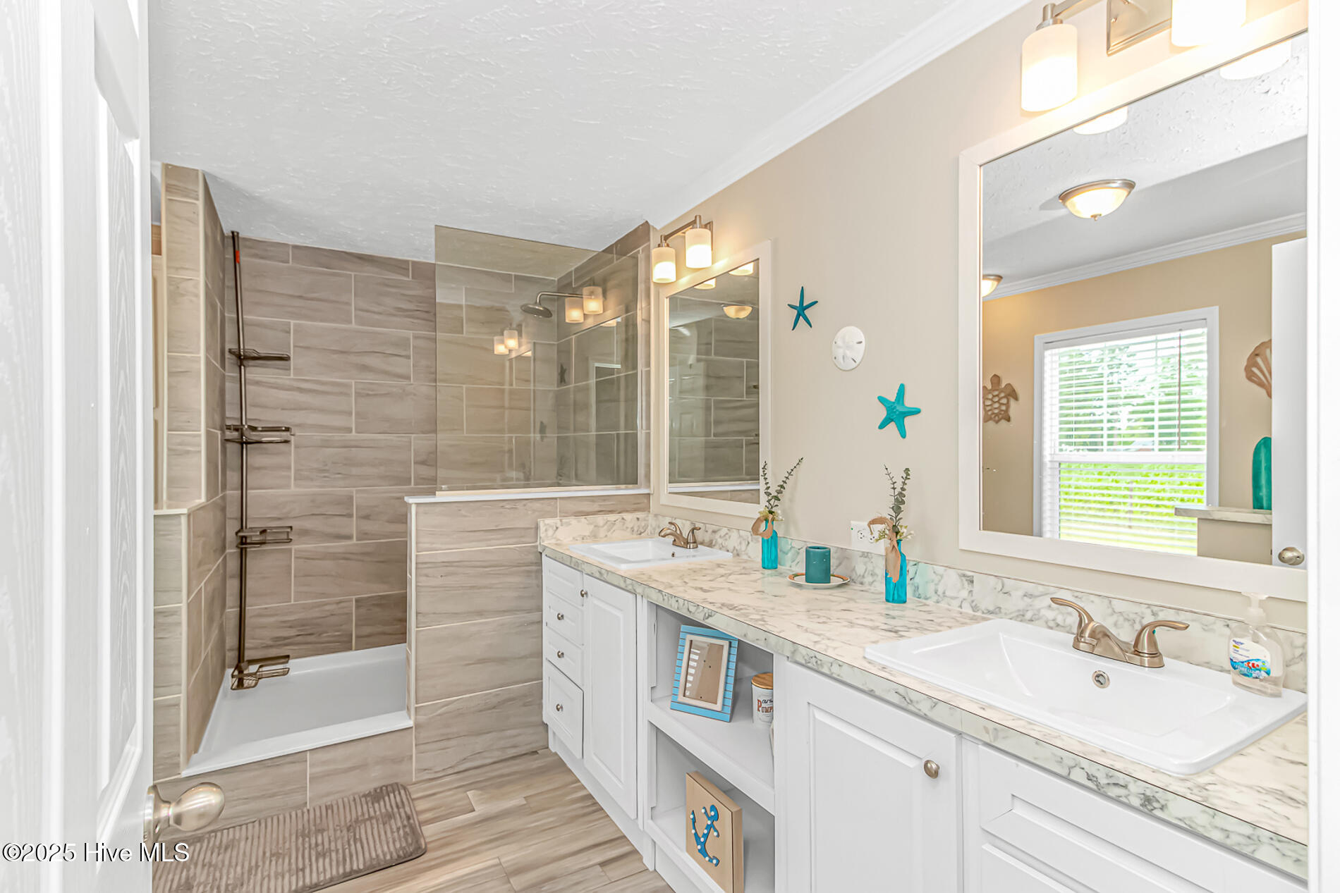 100510788 | Photo 22