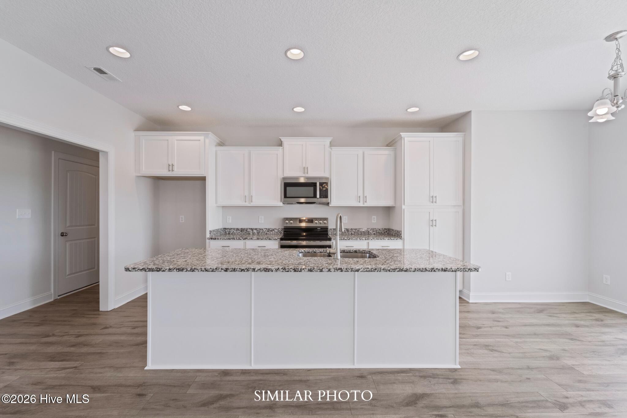 100561370 | Photo 13