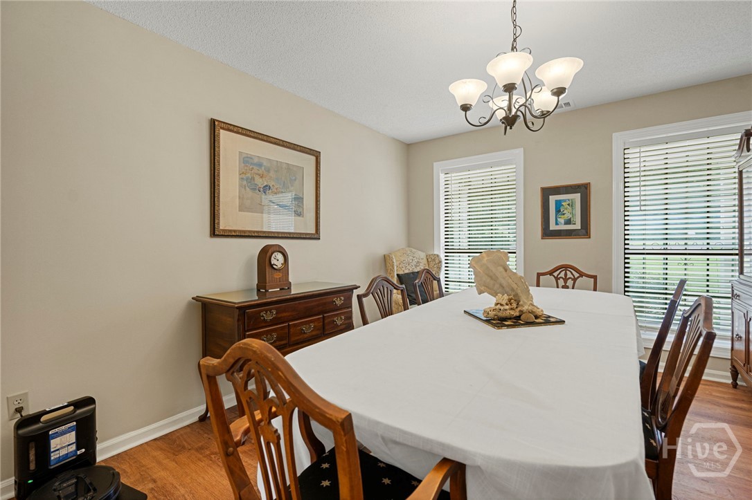 Separate formal dining room