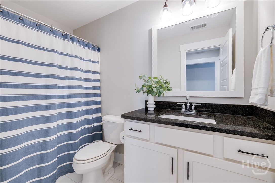 Upstairs Full Bathroom