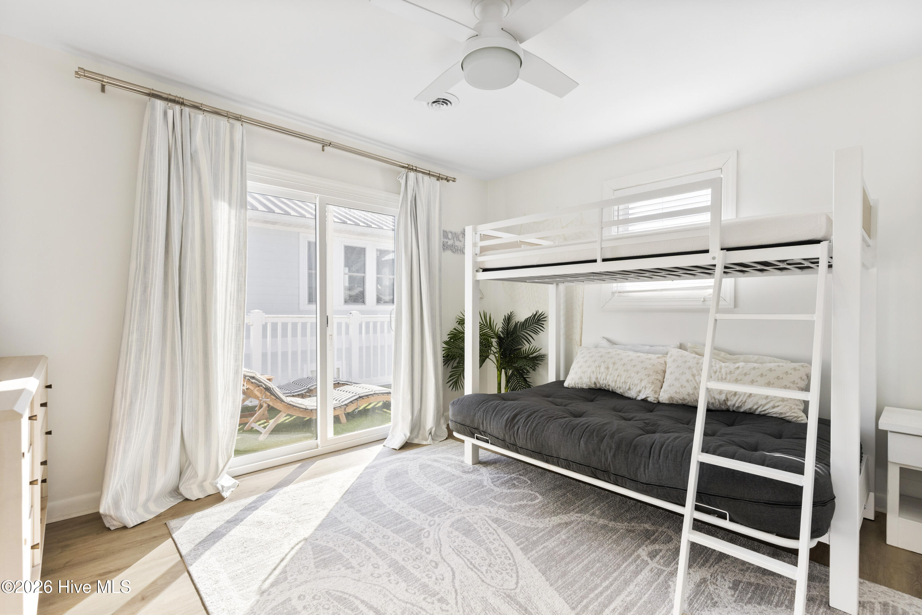 100552709 | Photo 33