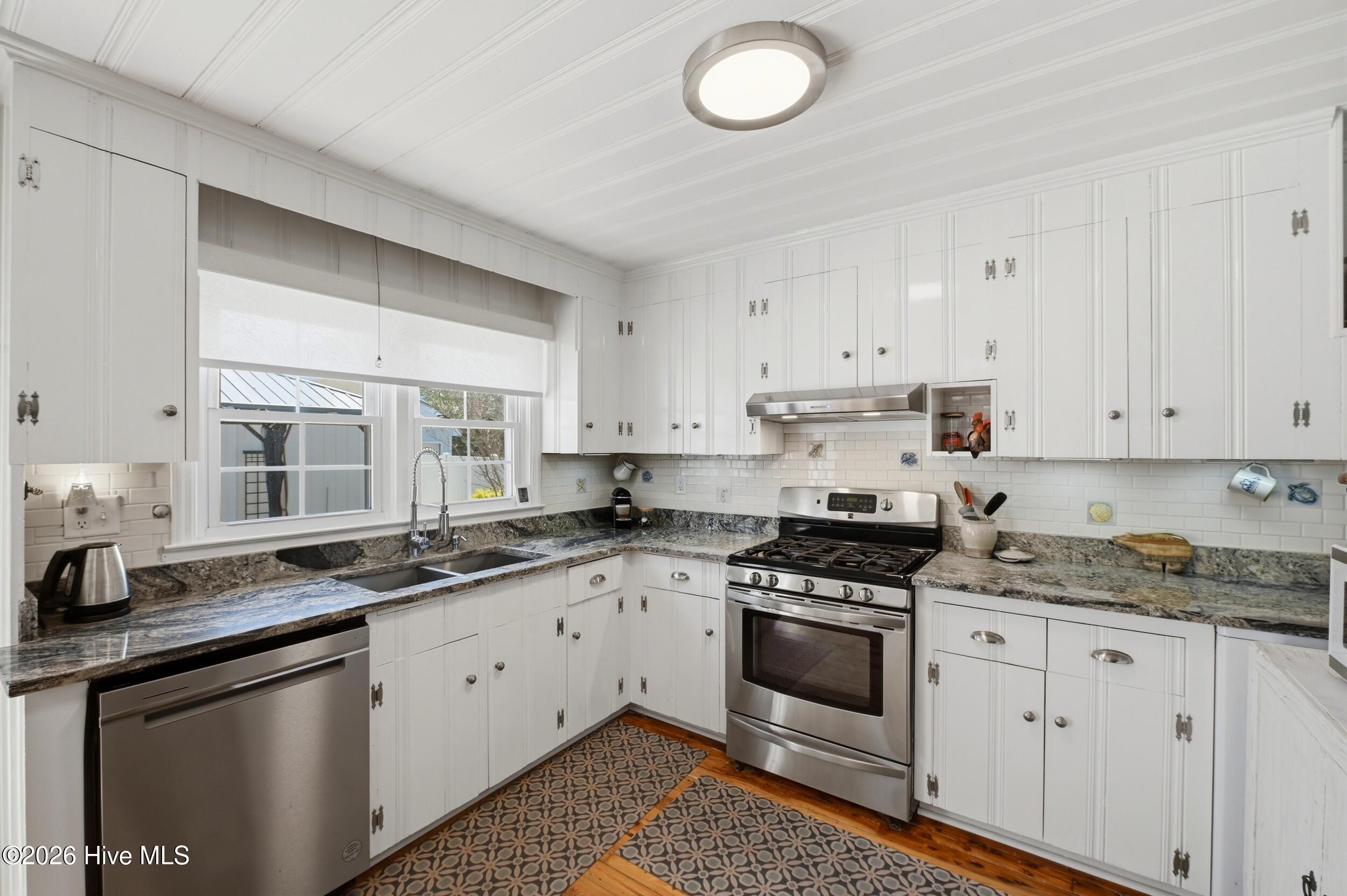 100570502 | Photo 16