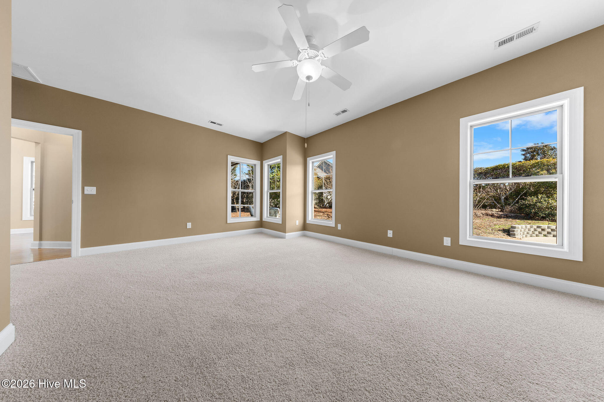 100552477 | Photo 24