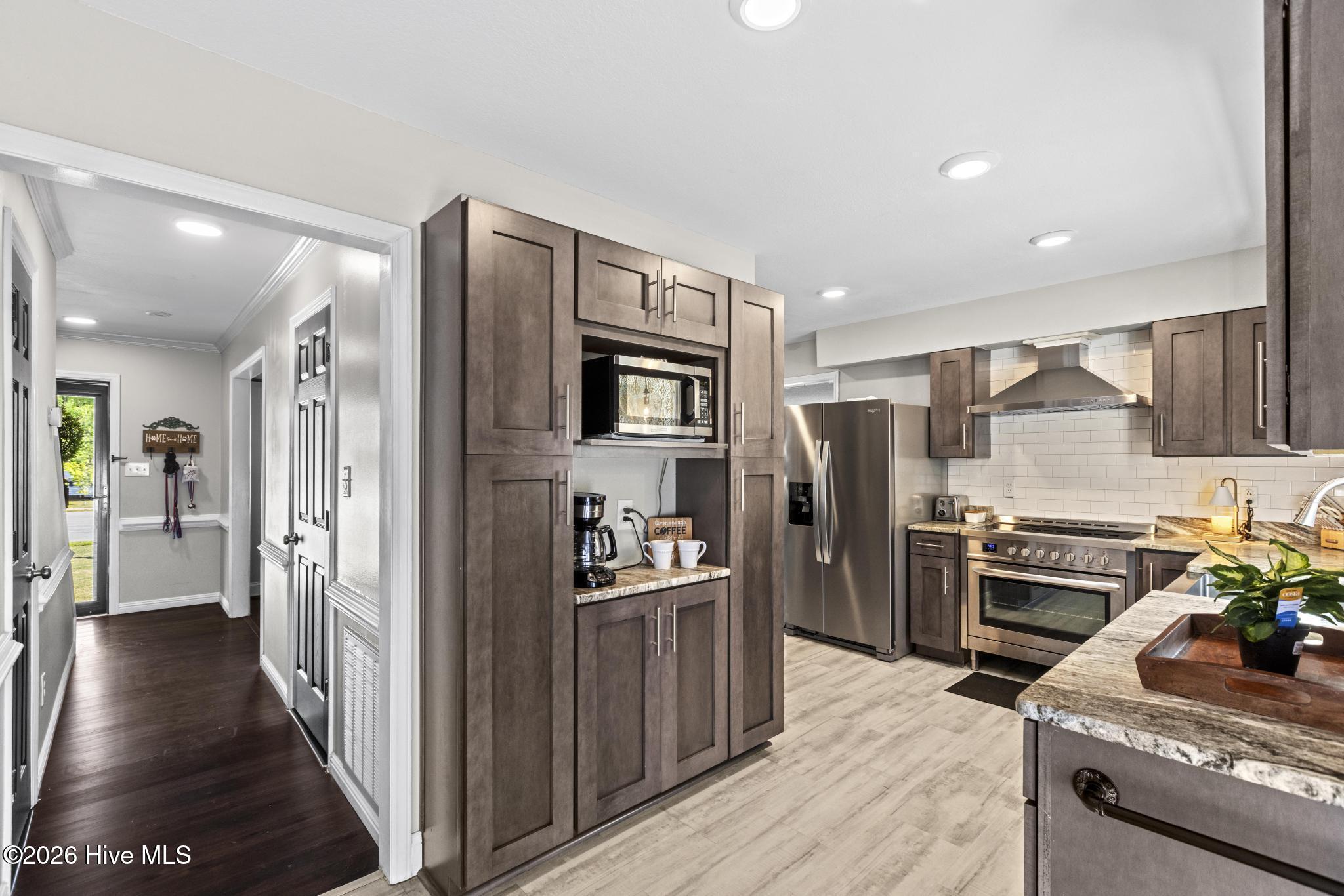 100568439 | Photo 16