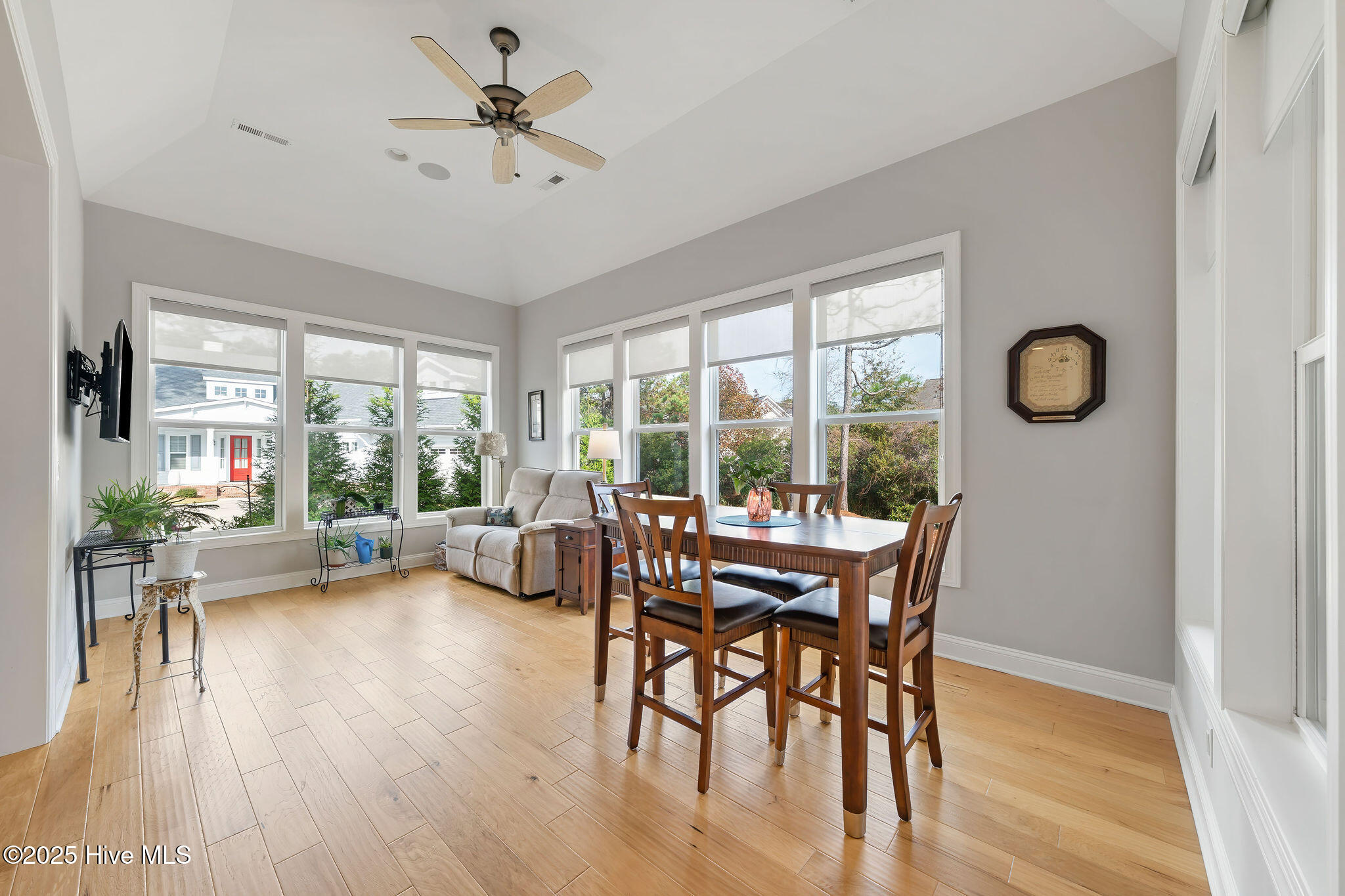 100547270 | Photo 19