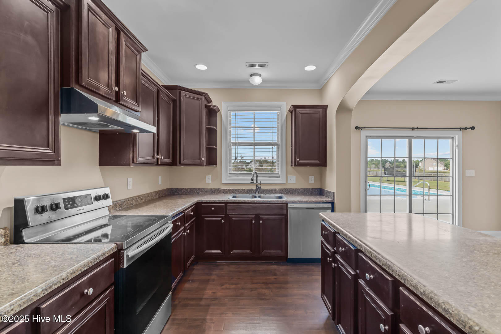 100532827 | Photo 24