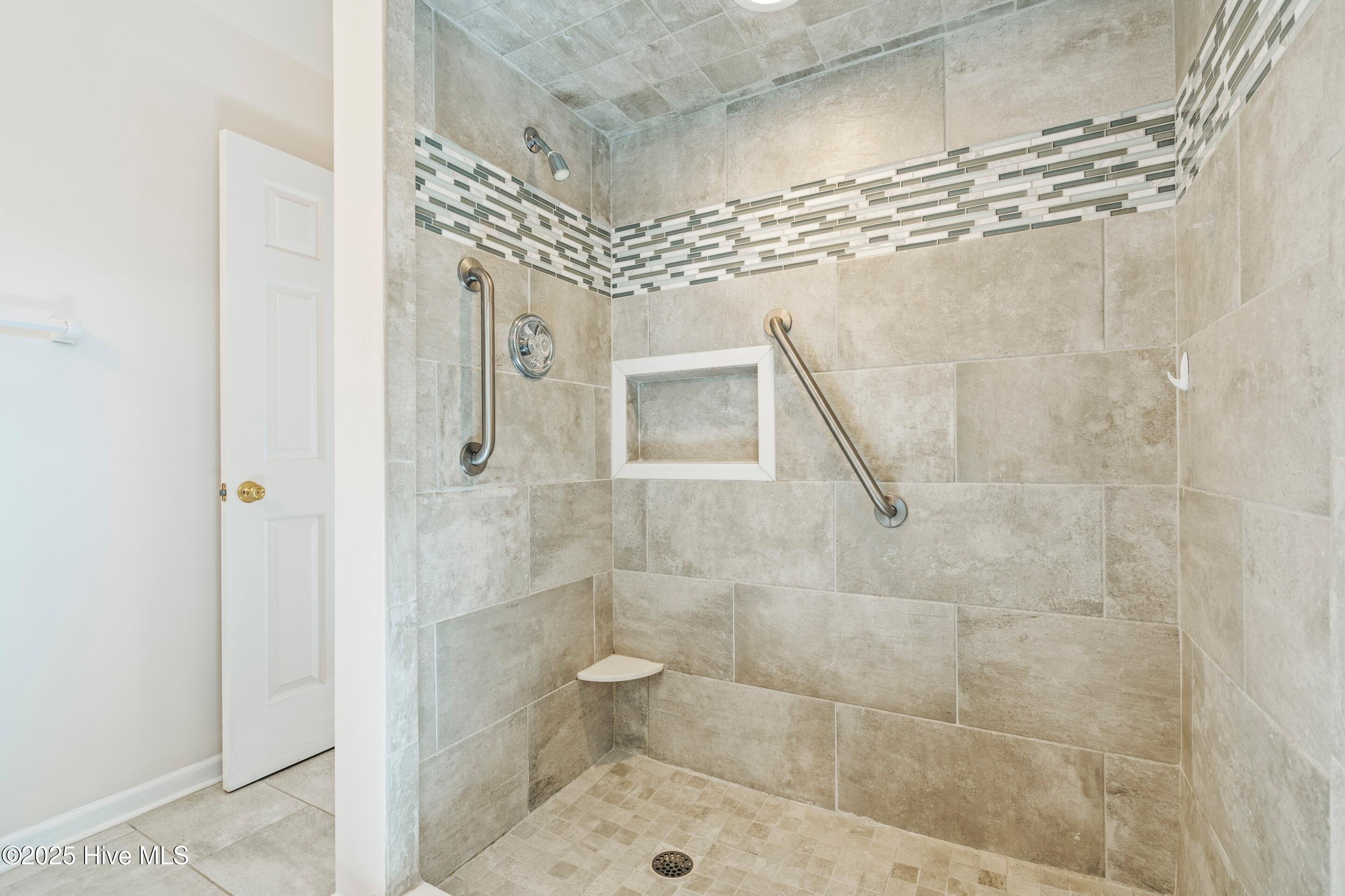 100511628 | Photo 34