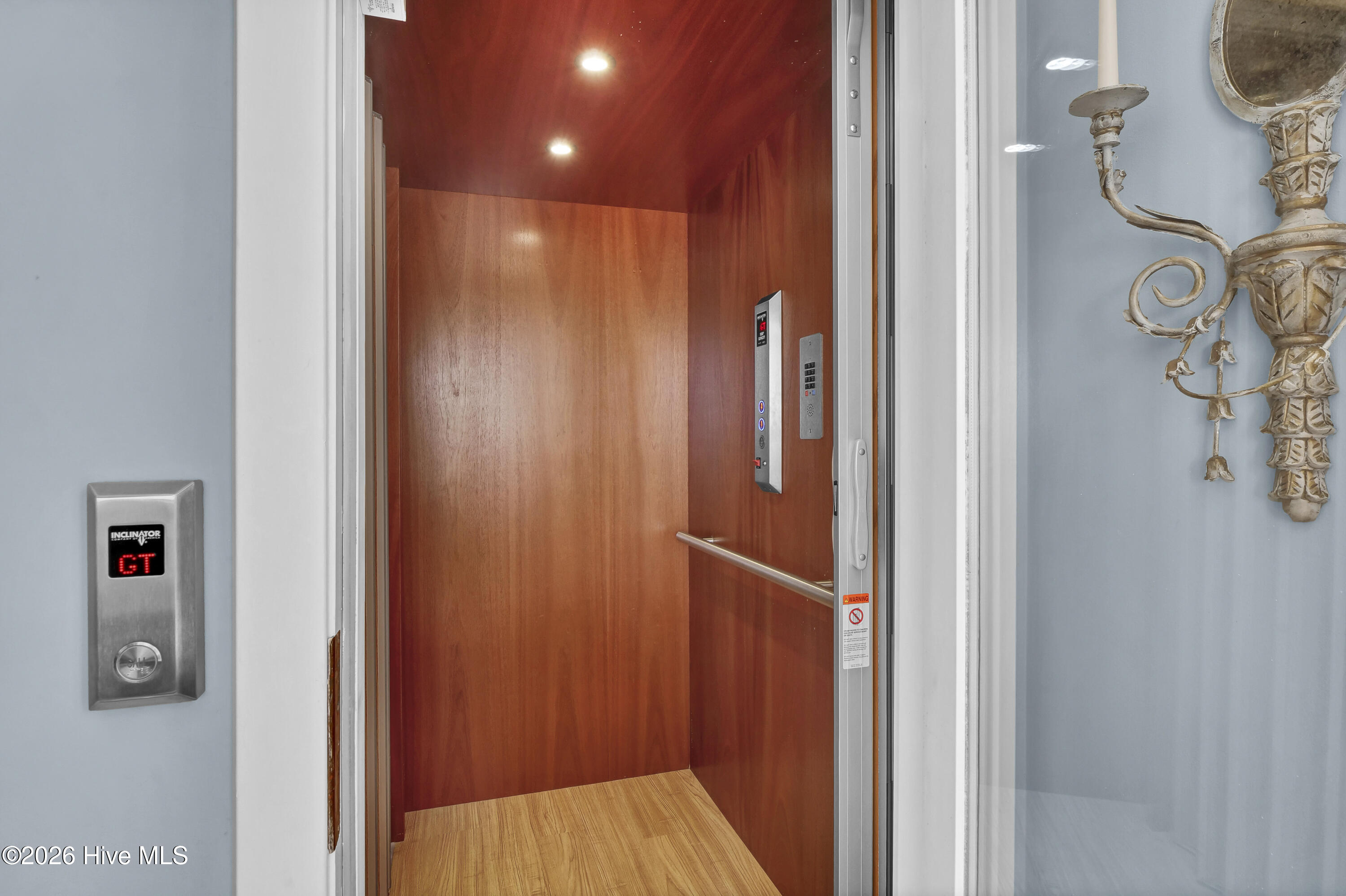 100566982 | Photo 17