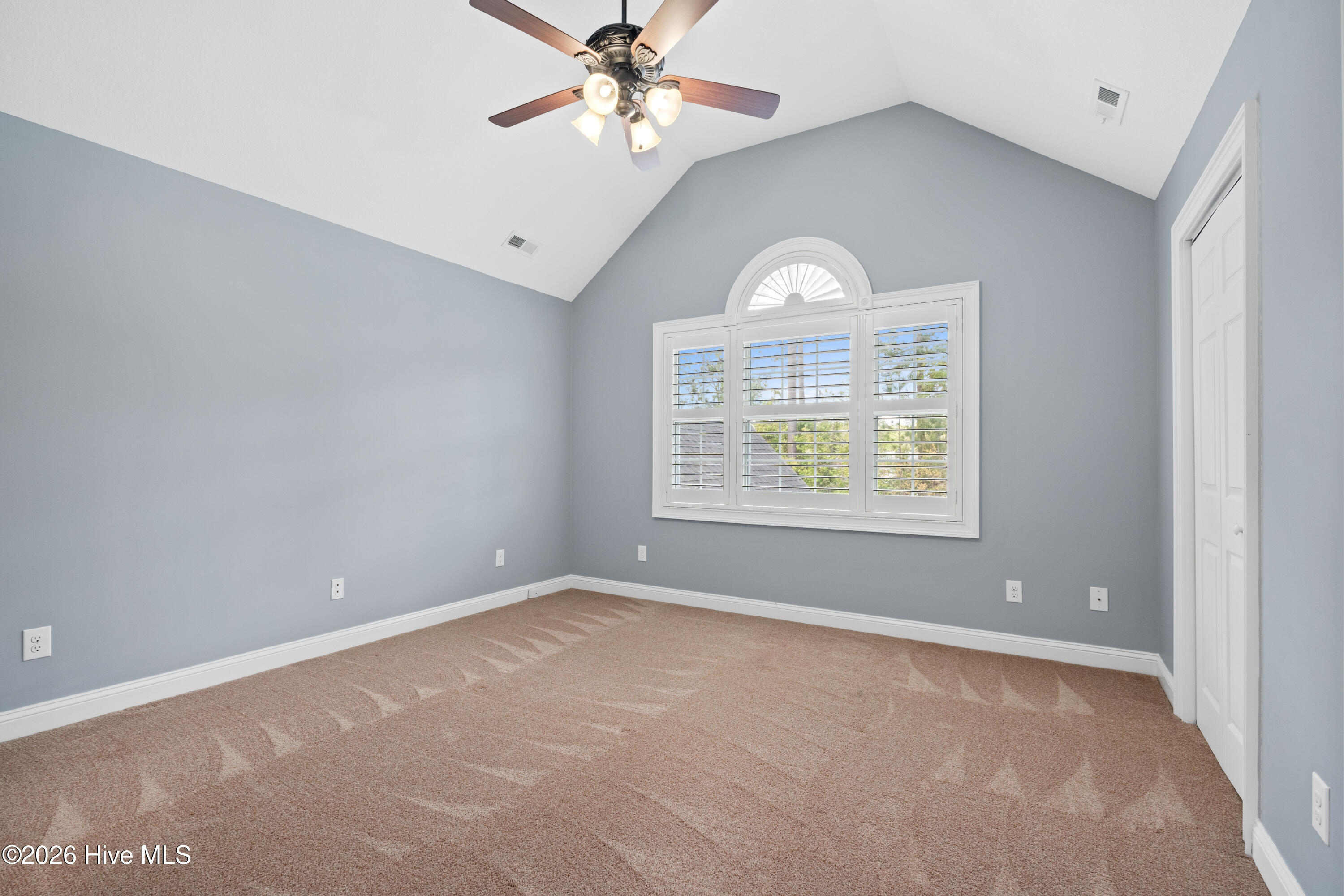 100565289 | Photo 53