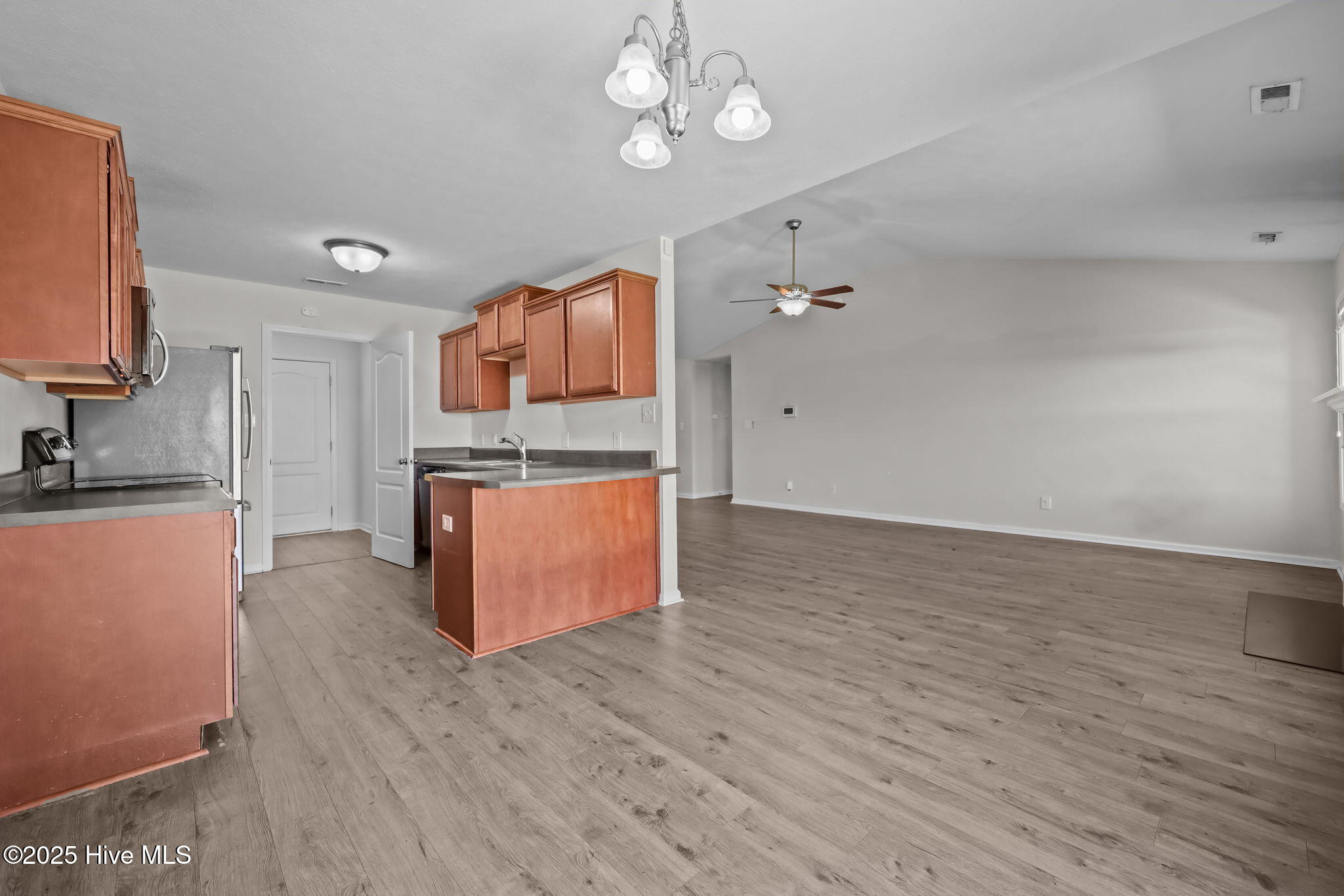 24-web-or-mls-203 Seville St. 63