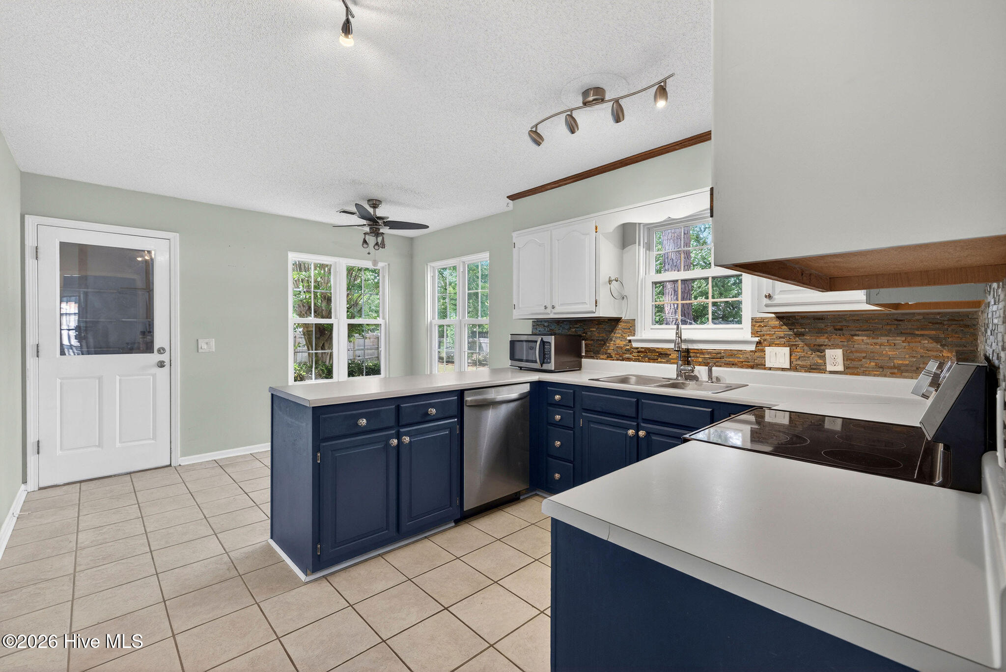 100567707 | Photo 26