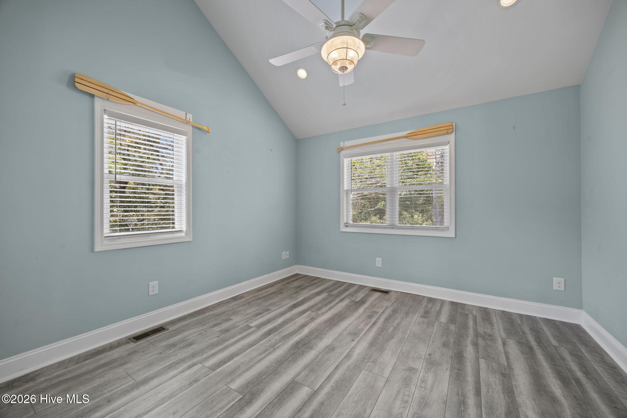 100561792 | Photo 32