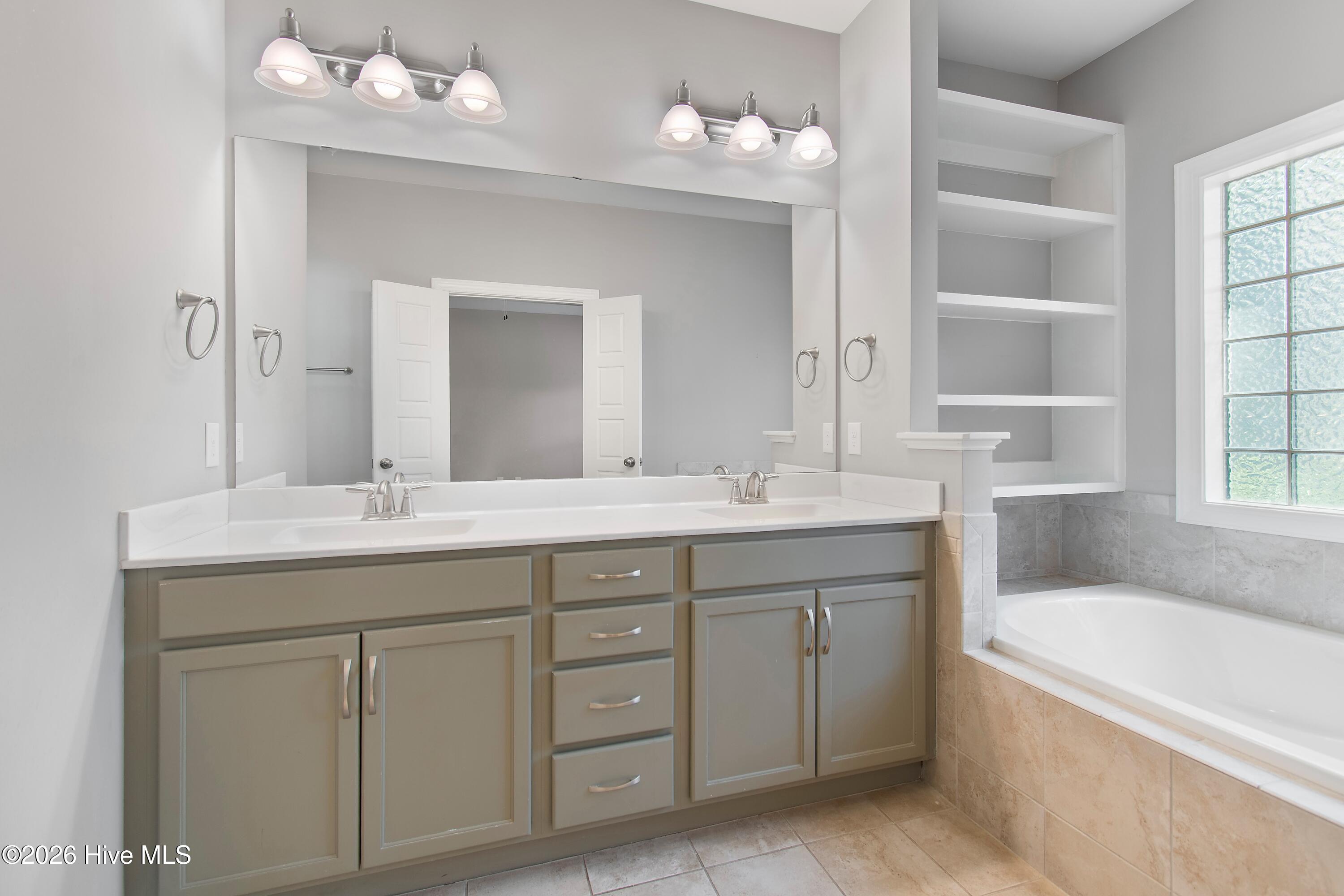 100563713 | Photo 24