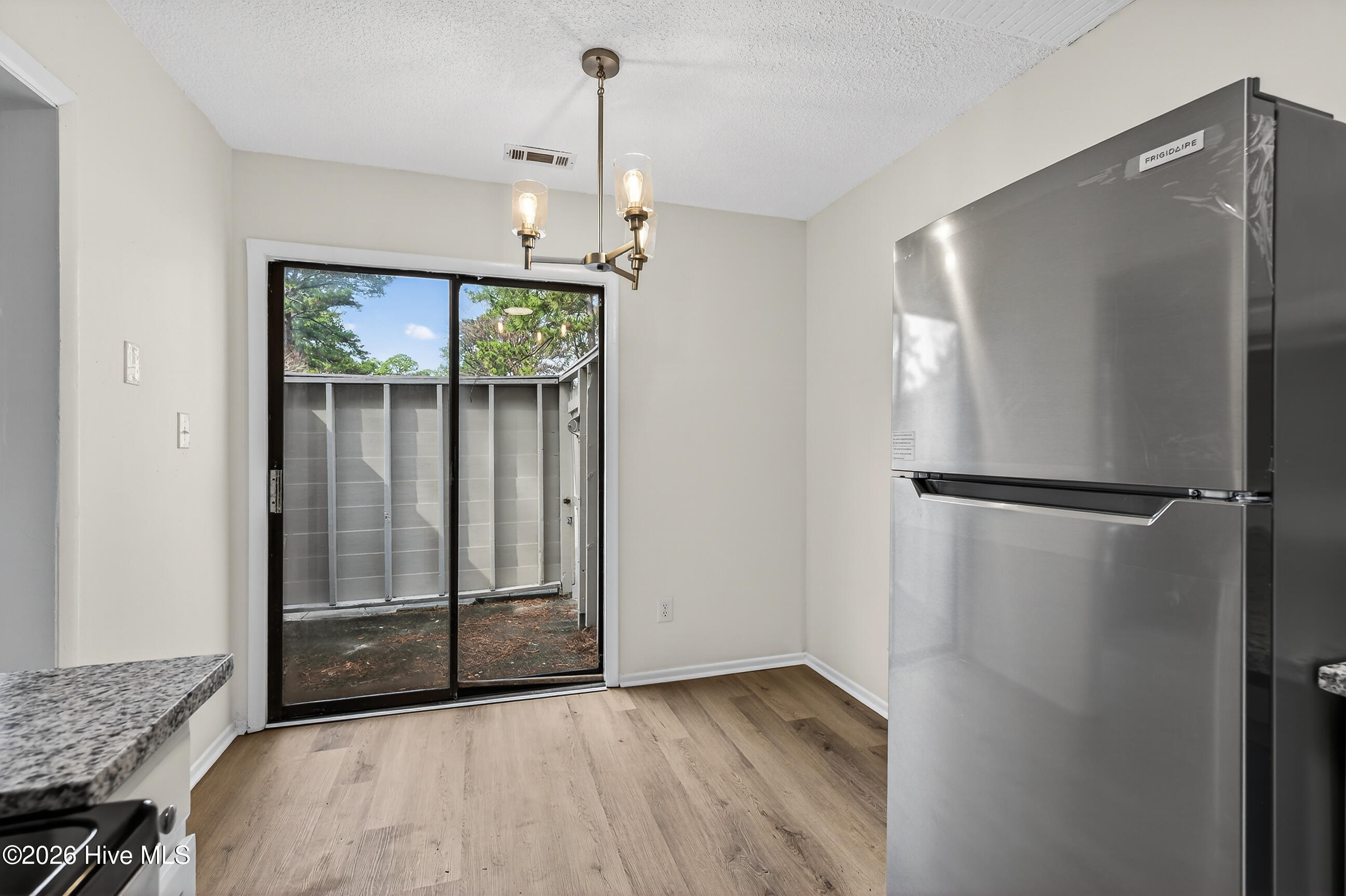 100555827 | Photo 12