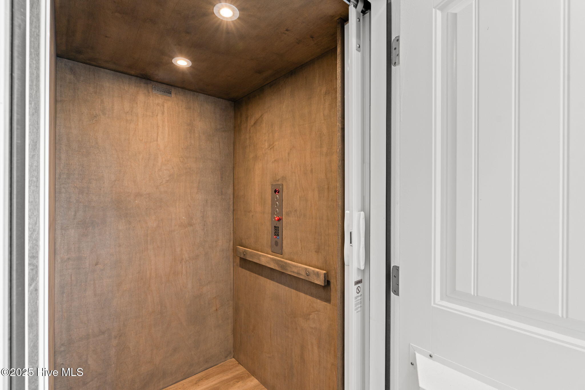 100535074 | Photo 17