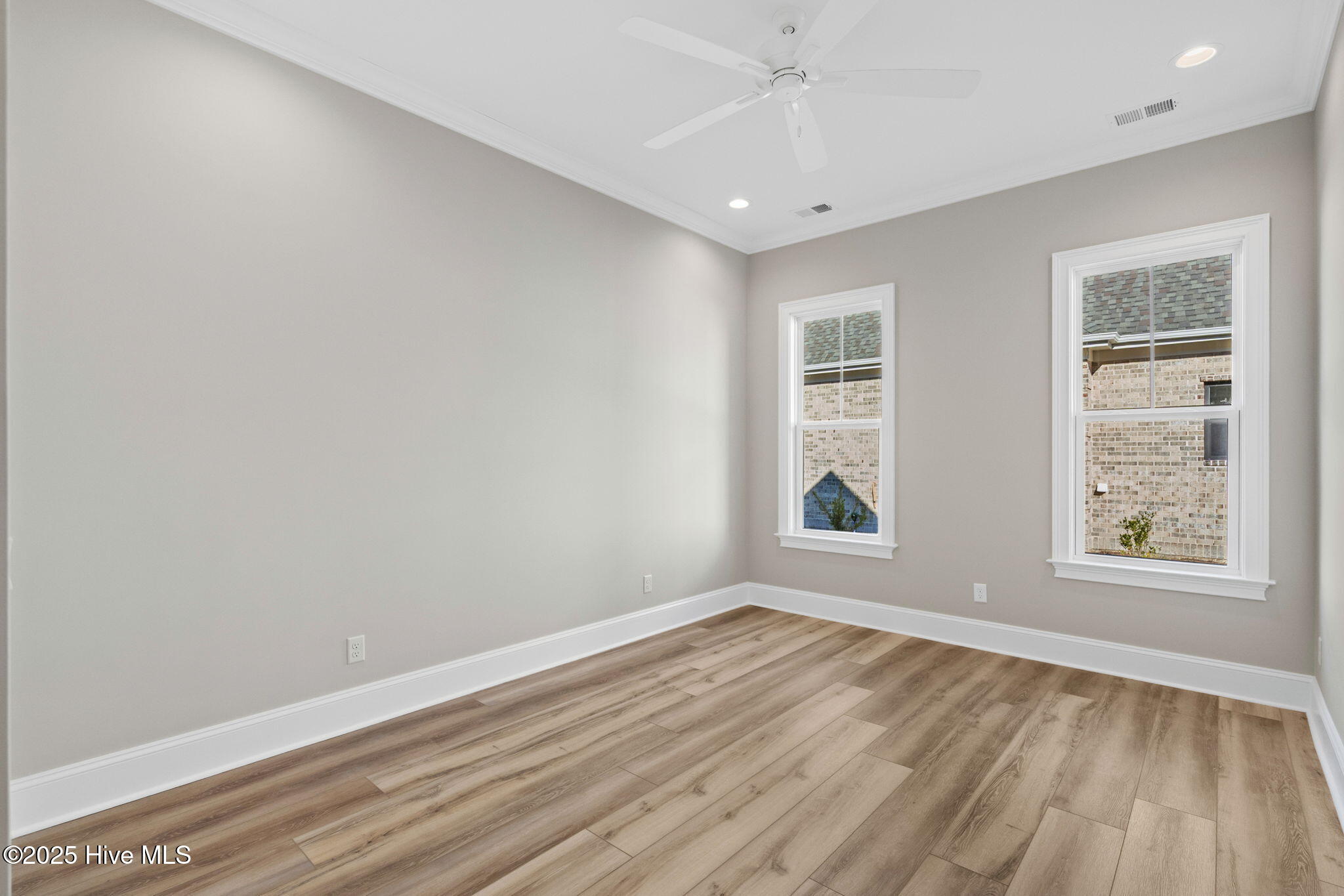 100525114 | Photo 31