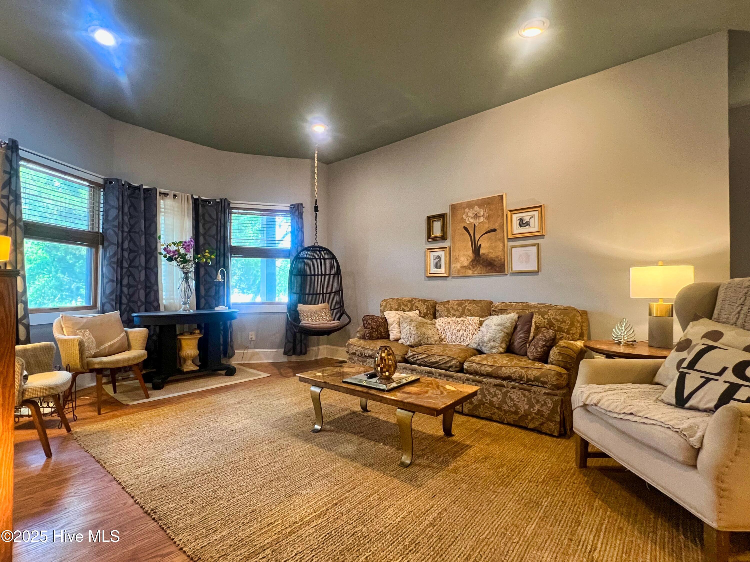 100509231 | Photo 18