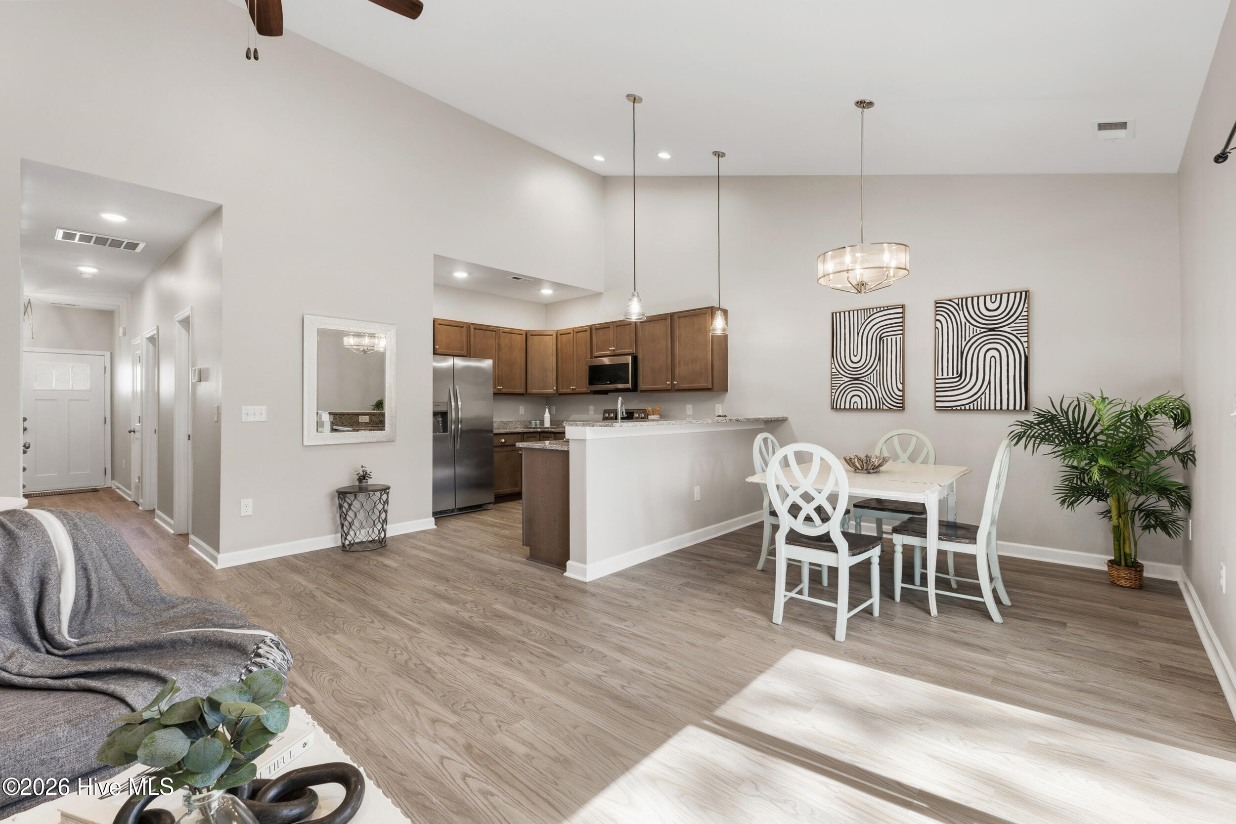 100558693 | Photo 11