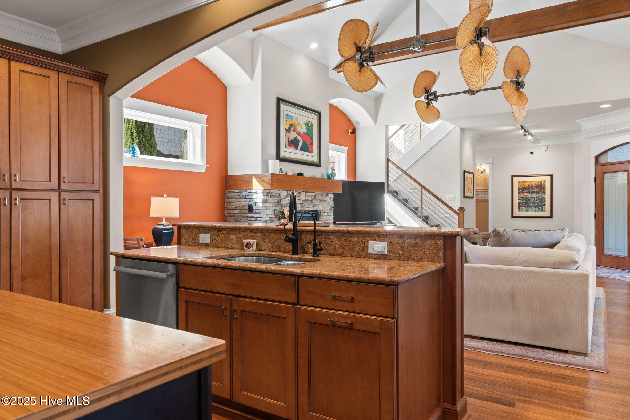 100540302 | Photo 23