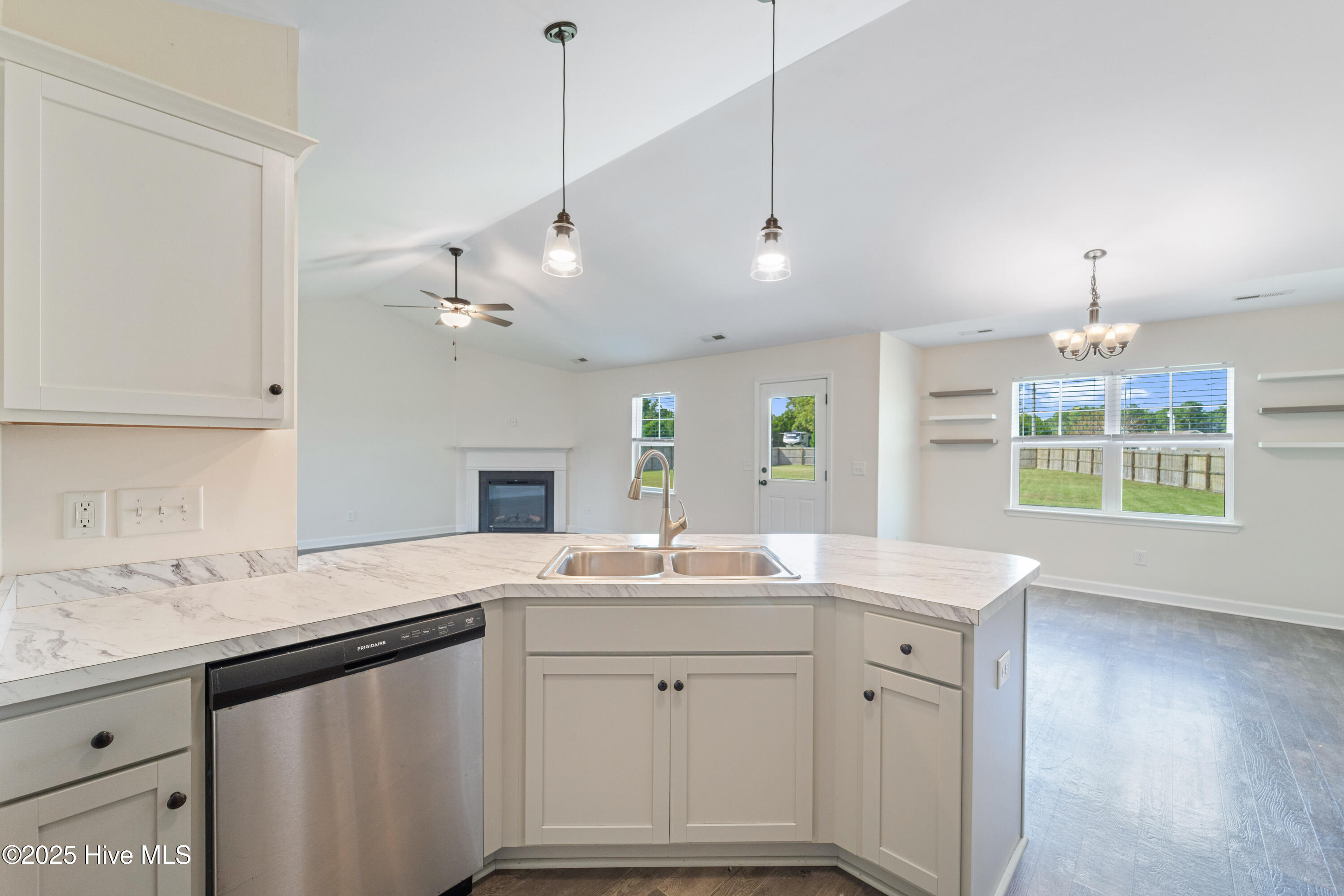 100534550 | Photo 15