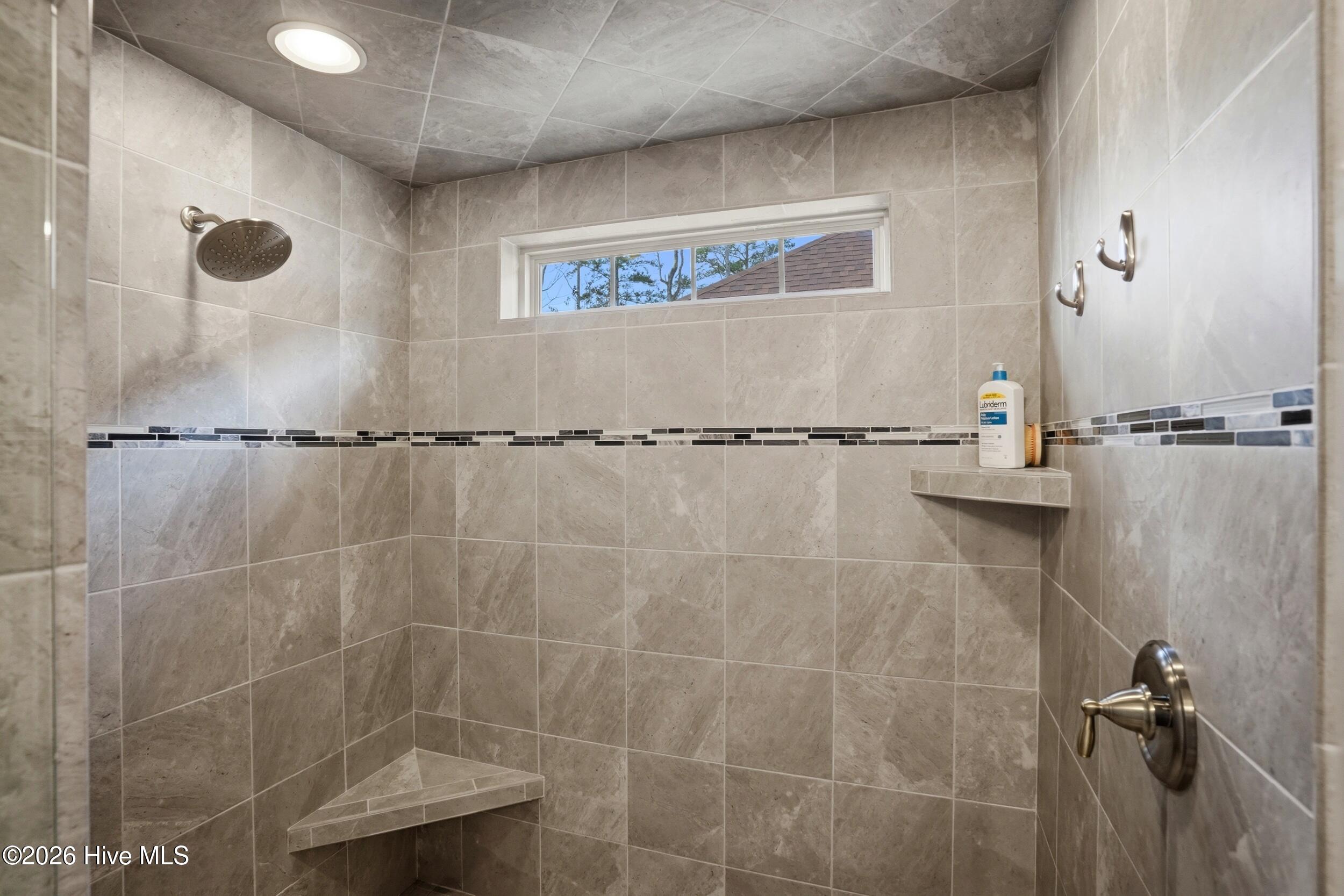 100560979 | Photo 24