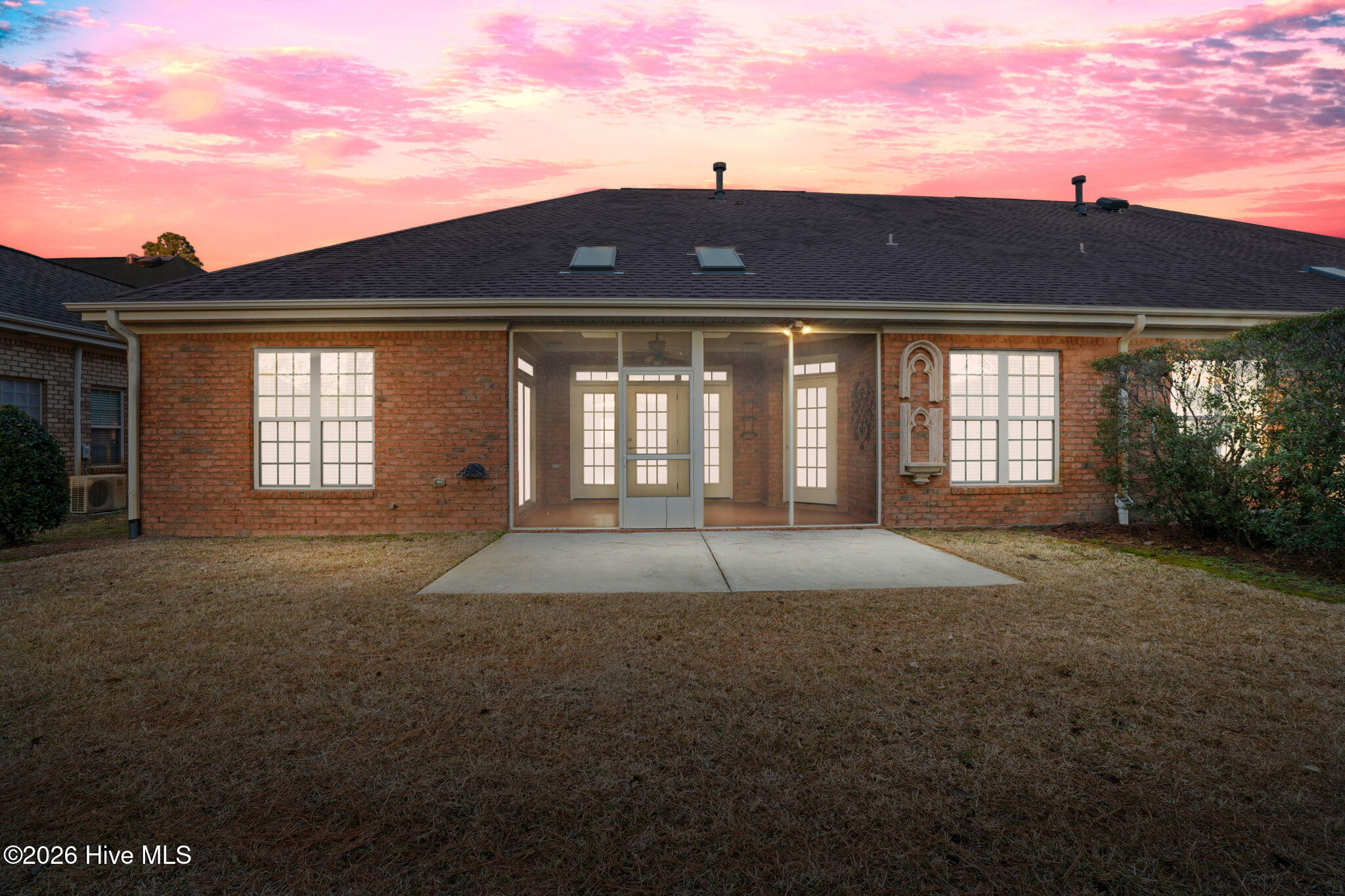 100547610 | Photo 35