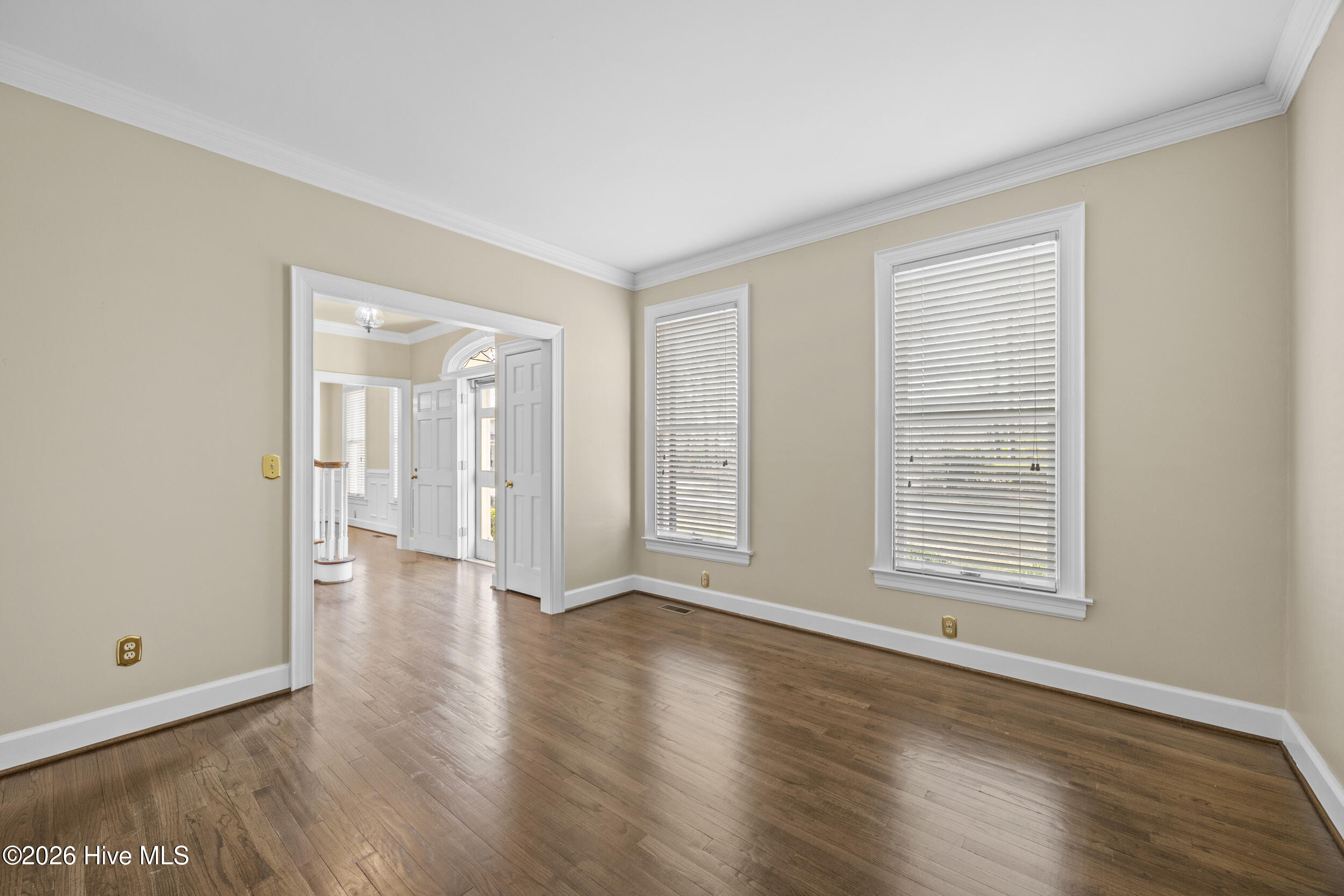 100560704 | Photo 11